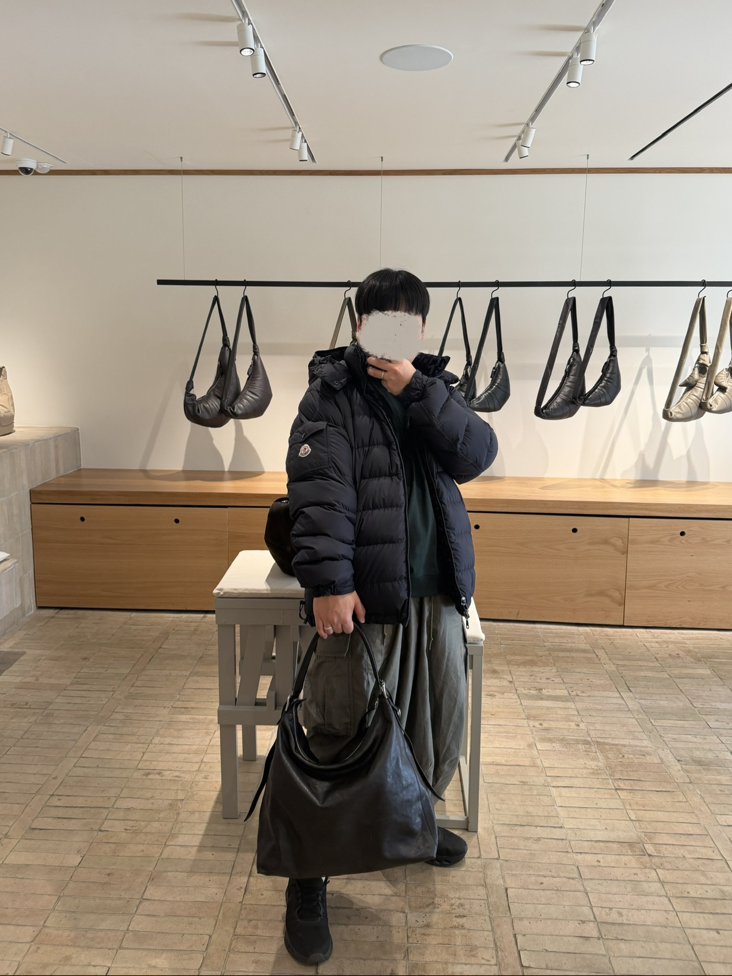 Lemaire Lux Leather Belted Hobo Bag Paper Dark Chocolate 착용 스타일