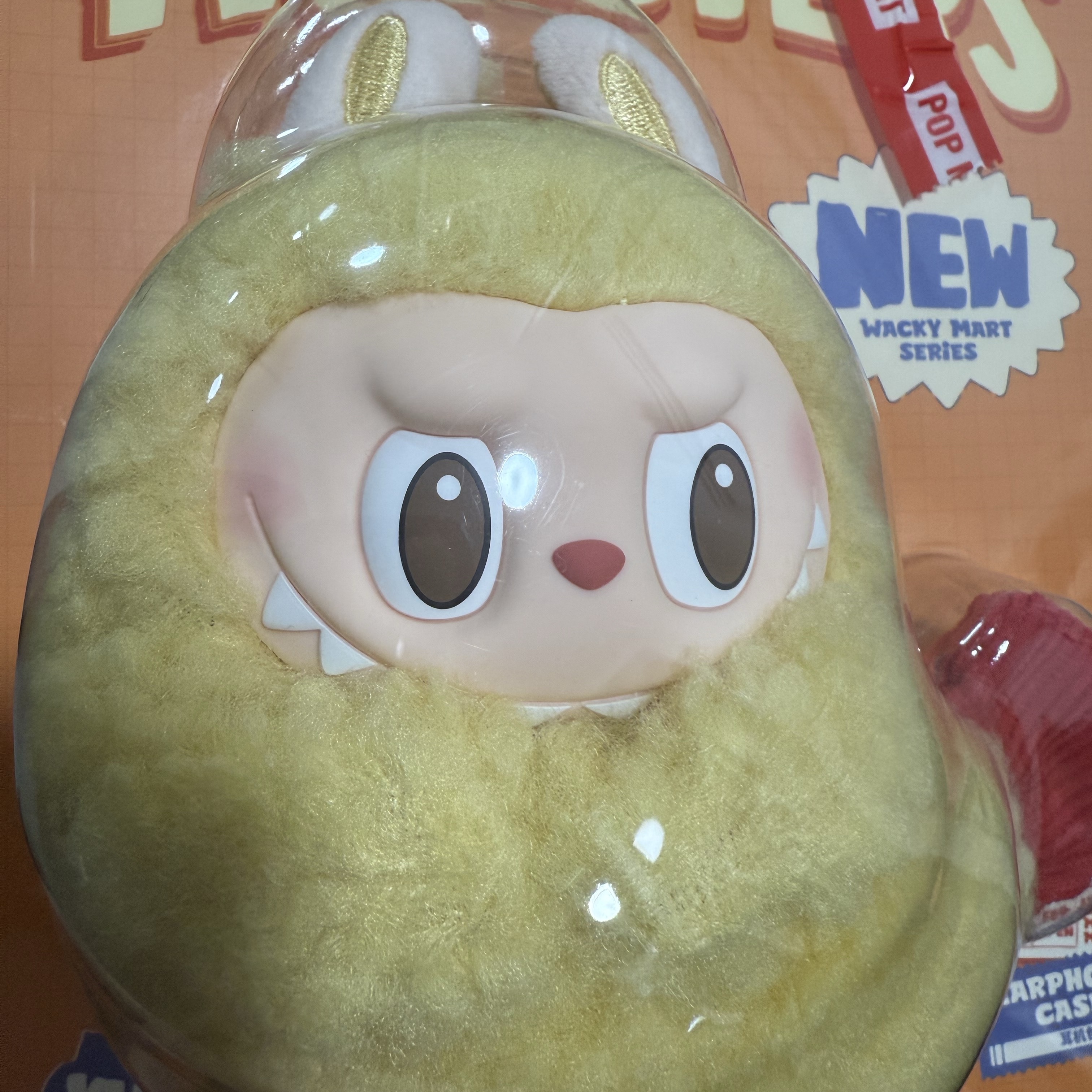 Pop Mart Labubu The Monsters Wacky Mart Series Earphone Case 착용 스타일