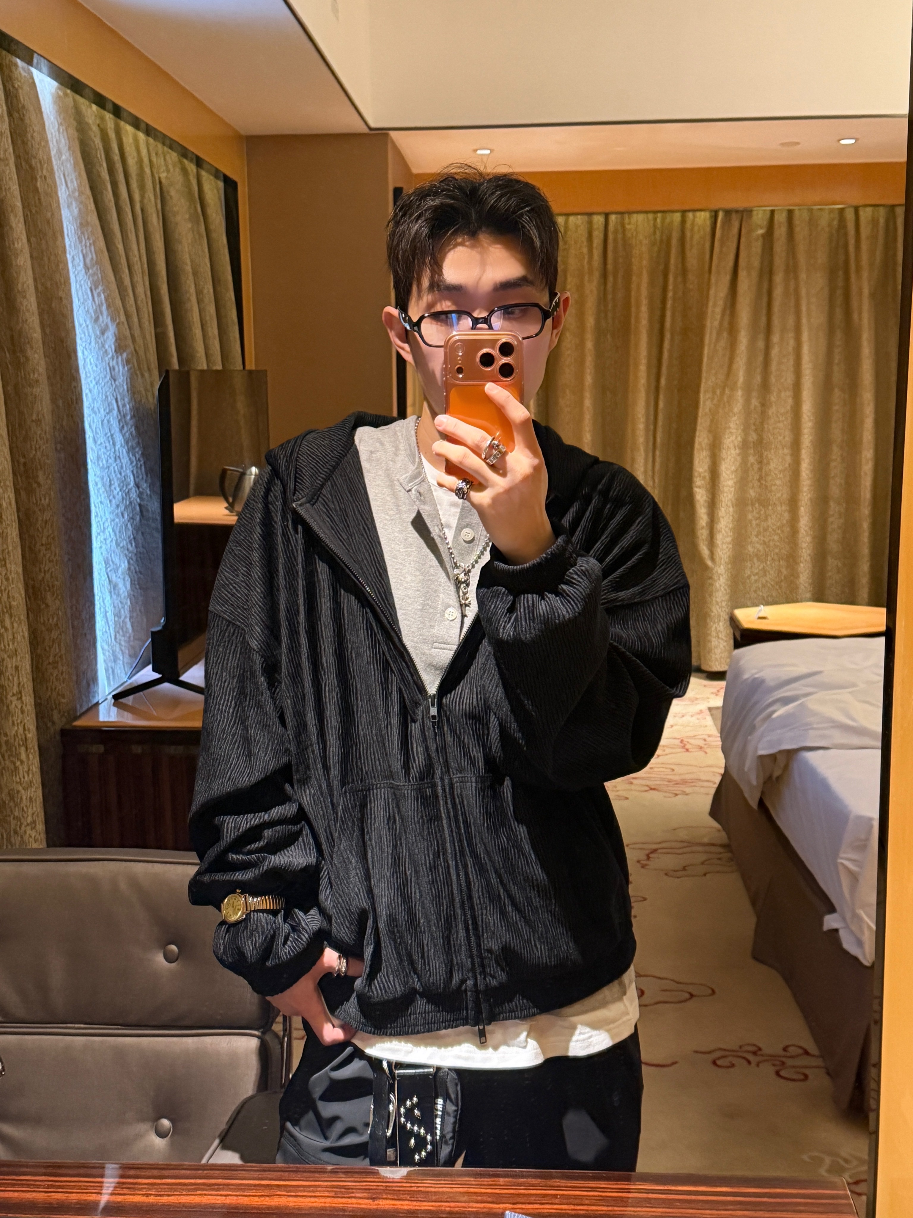 Nonnod Zen Pleats Zip Hoodie Black 착용 스타일 - 1