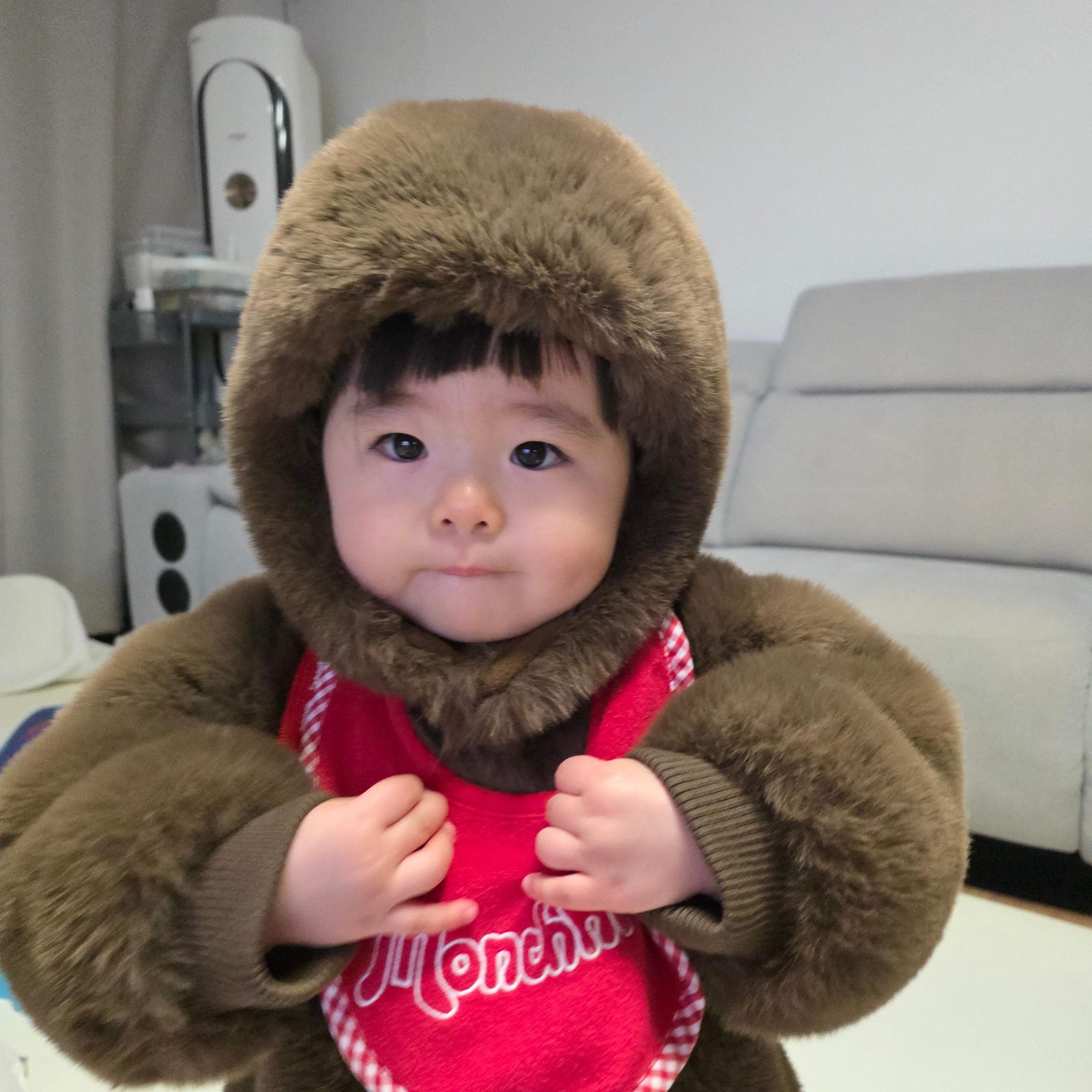 (Kids) Monchhichi x Bebe De Pino Fur Hat Brown, (Kids) Monchhichi x Bebe De Pino Bib Set Multi 착용 스타일 - 1