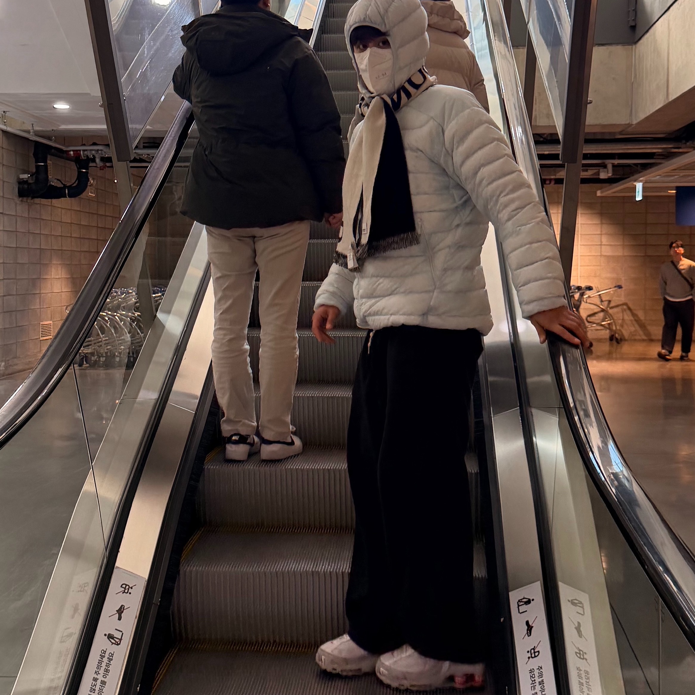 Tonywack Alpaca Mohair Crew-Neck Cardigan Carbon, Casio MTP-B145D-2A1V 착용 스타일 - 3