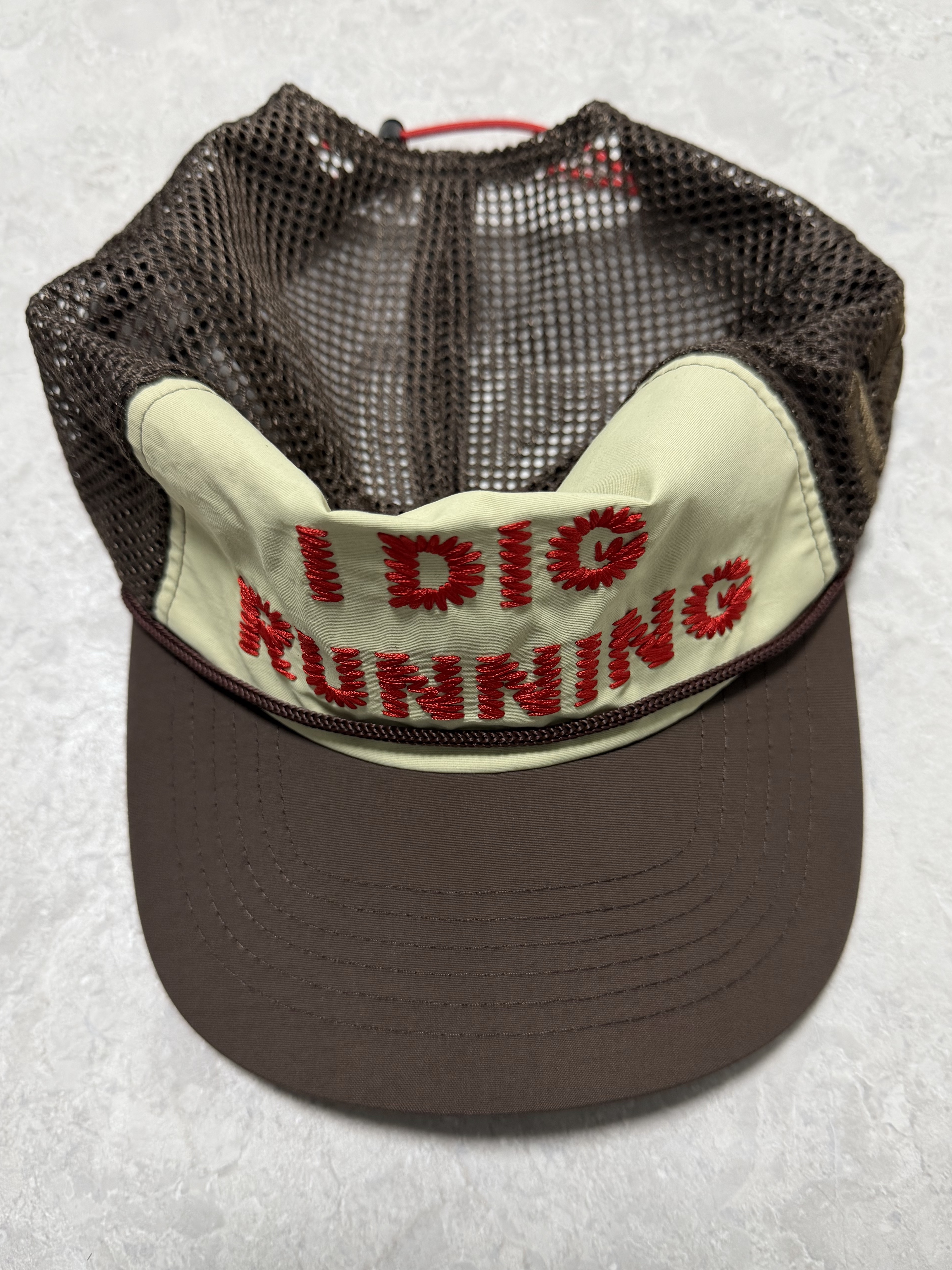 Alex Zono I Dig Running Trucker Hat OG Brown 착용 스타일