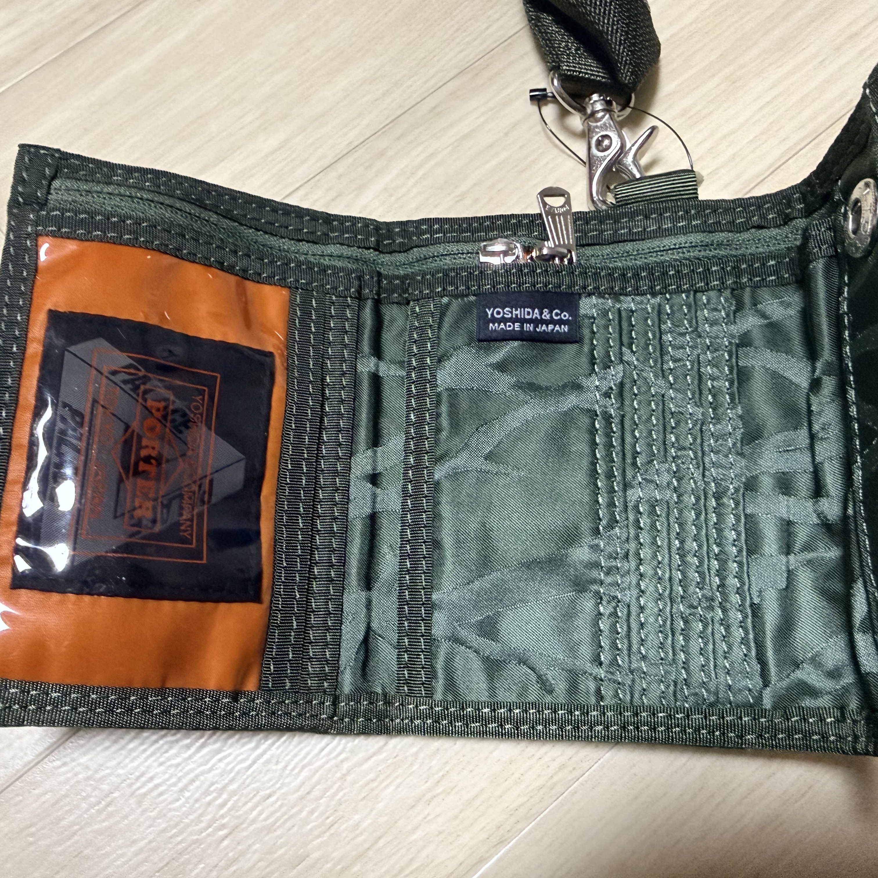 Porter x Palace Wallet Olive - 24FW 착용 스타일 - 3