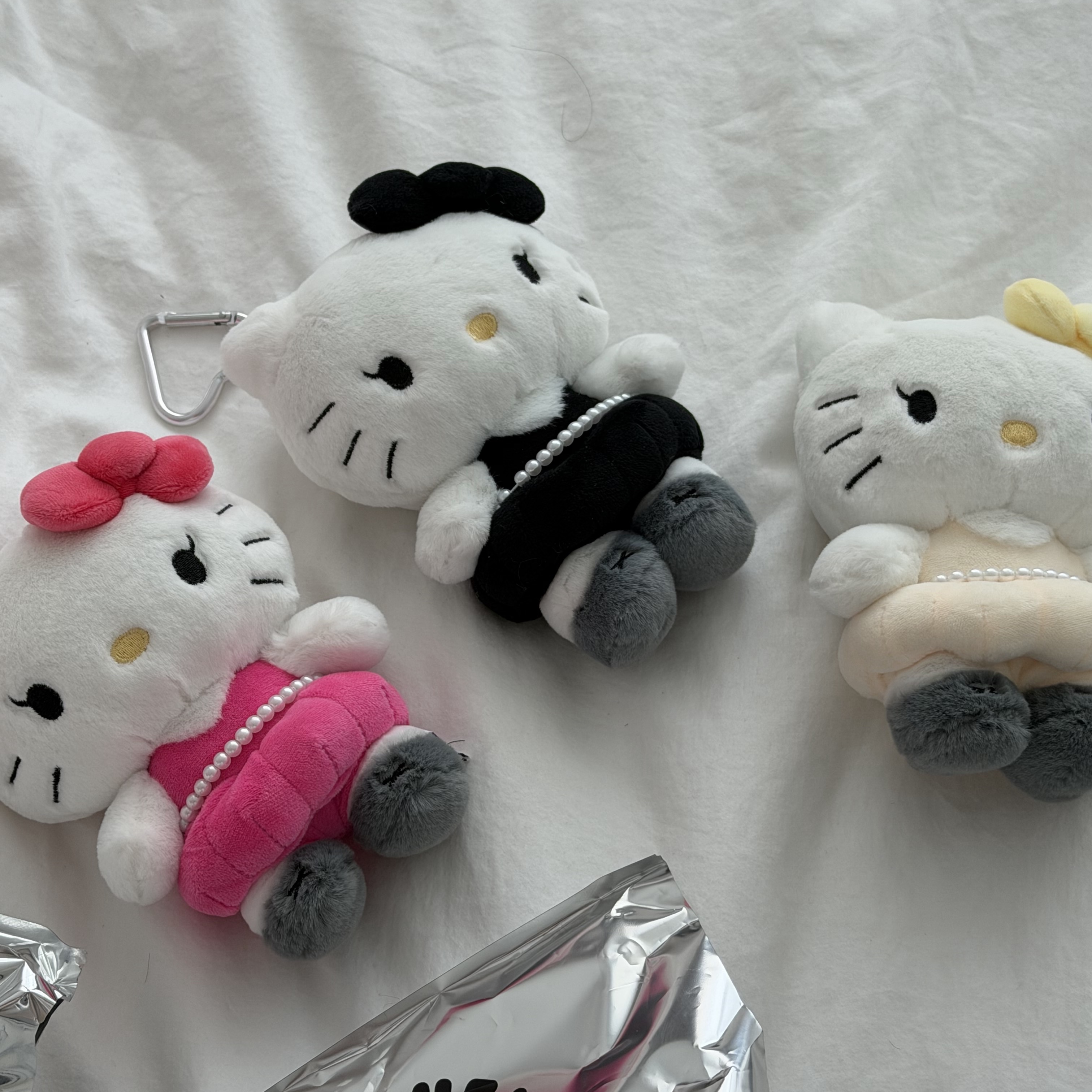HELLO KITTY x JISOO Random Plush Keychain Set (Set of 9) 착용 스타일 - 2