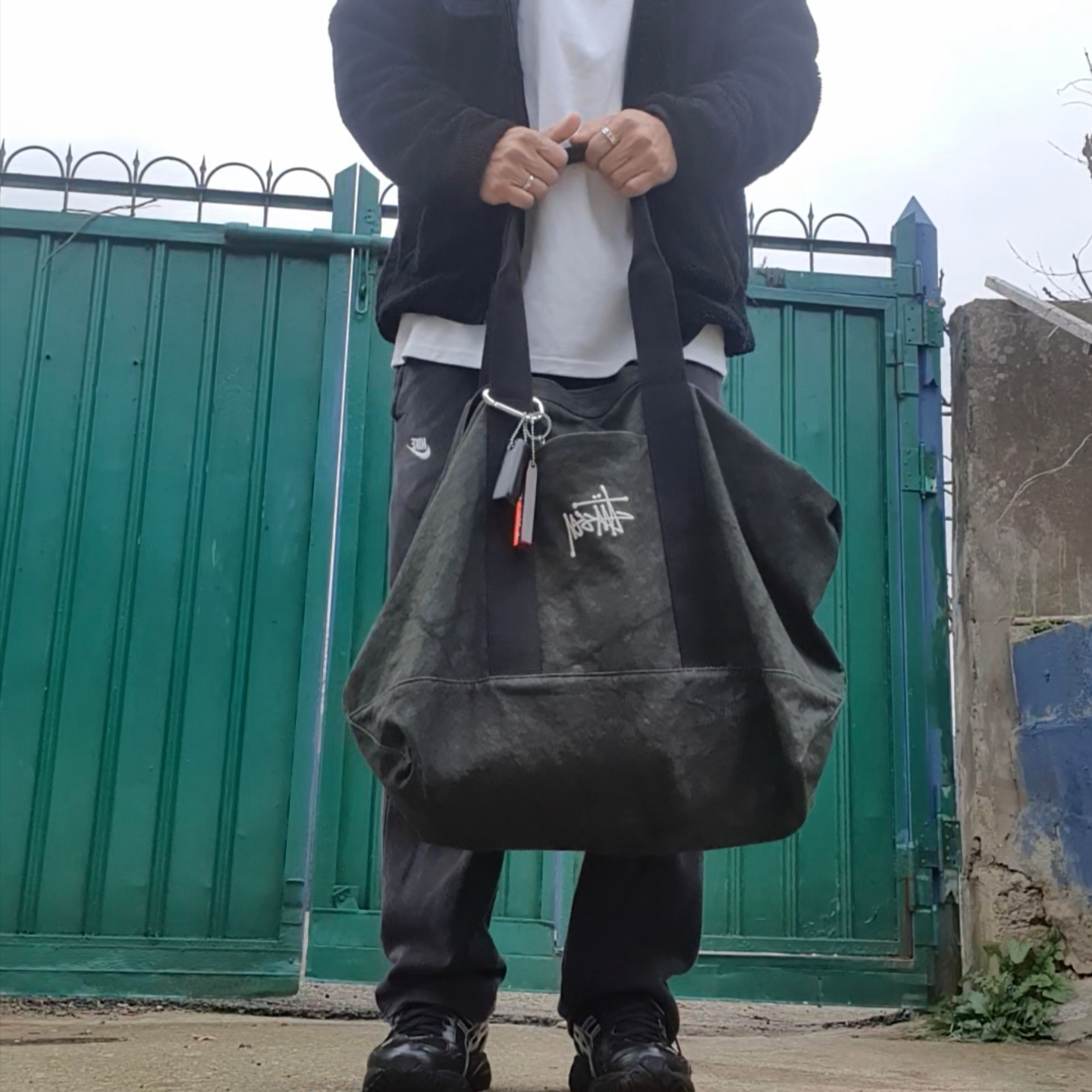 Stussy Canvas Extra Large Tote Bag Washed Black 착용 스타일