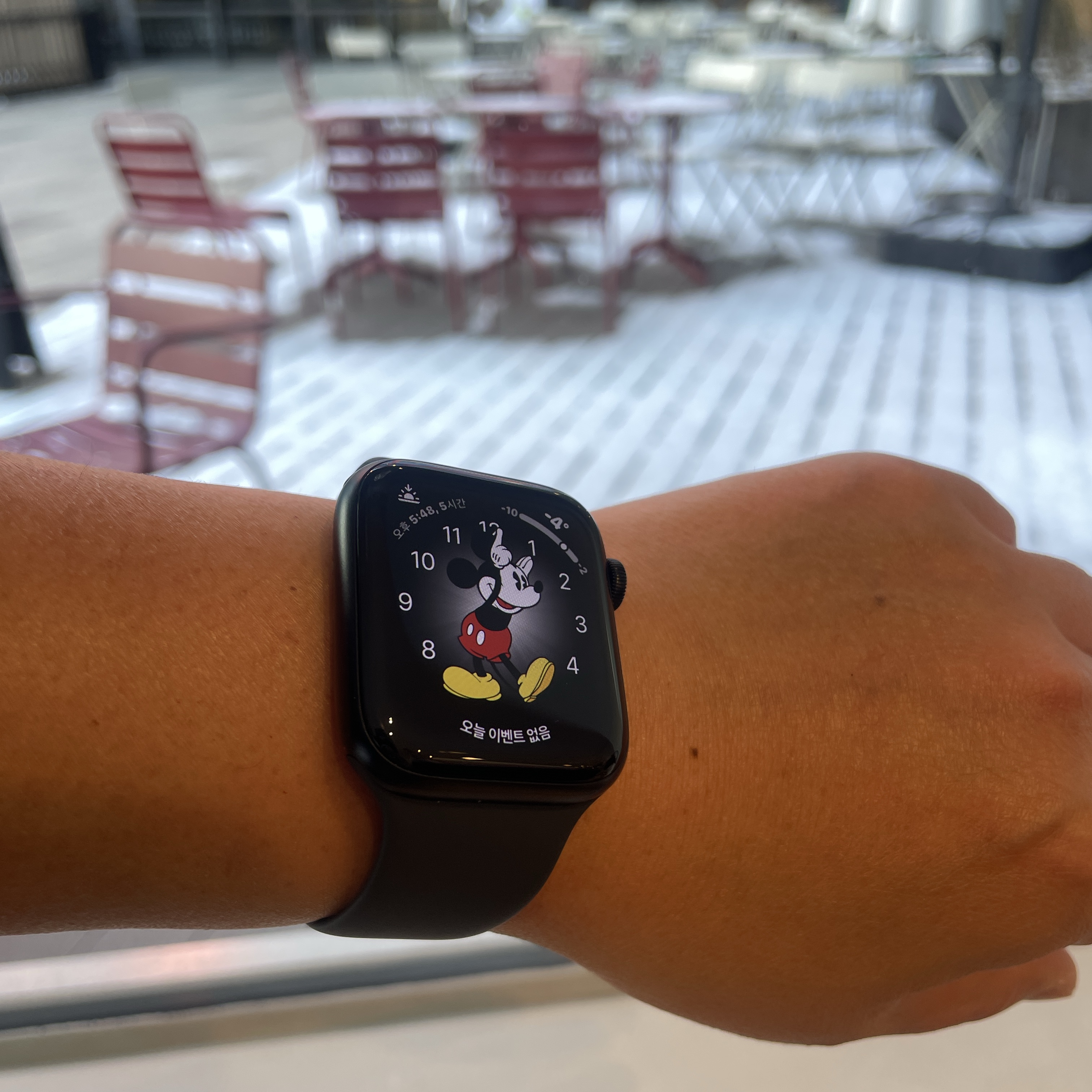 Apple Watch SE 2024 44mm GPS Midnight Aluminium Case with Sport Band S/M Midnight (Korean Ver.) 착용 스타일
