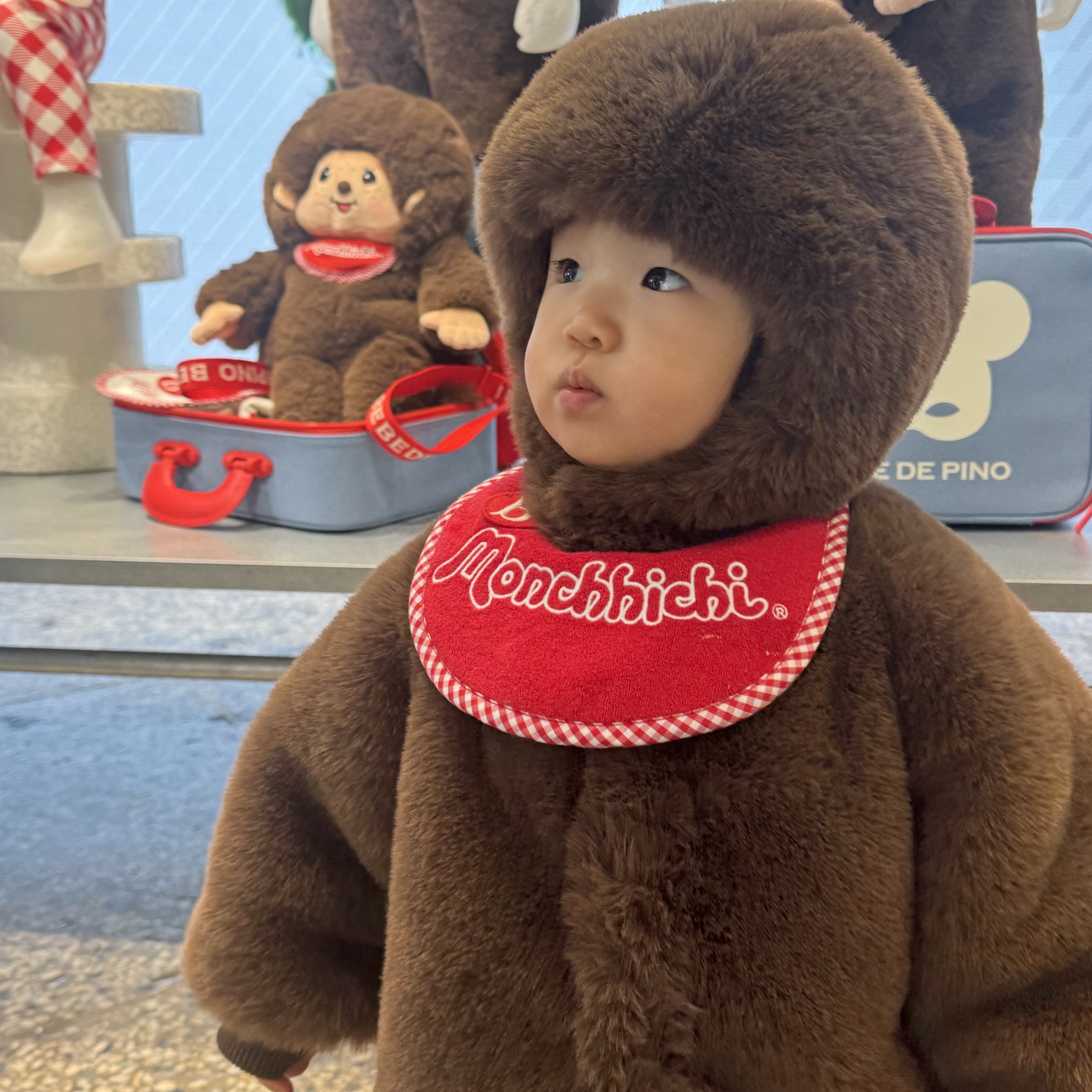 (Kids) Monchhichi x Bebe De Pino Bag Brown, (Kids) Monchhichi x Bebe De Pino Fur Overall Brown 착용 스타일 - 1