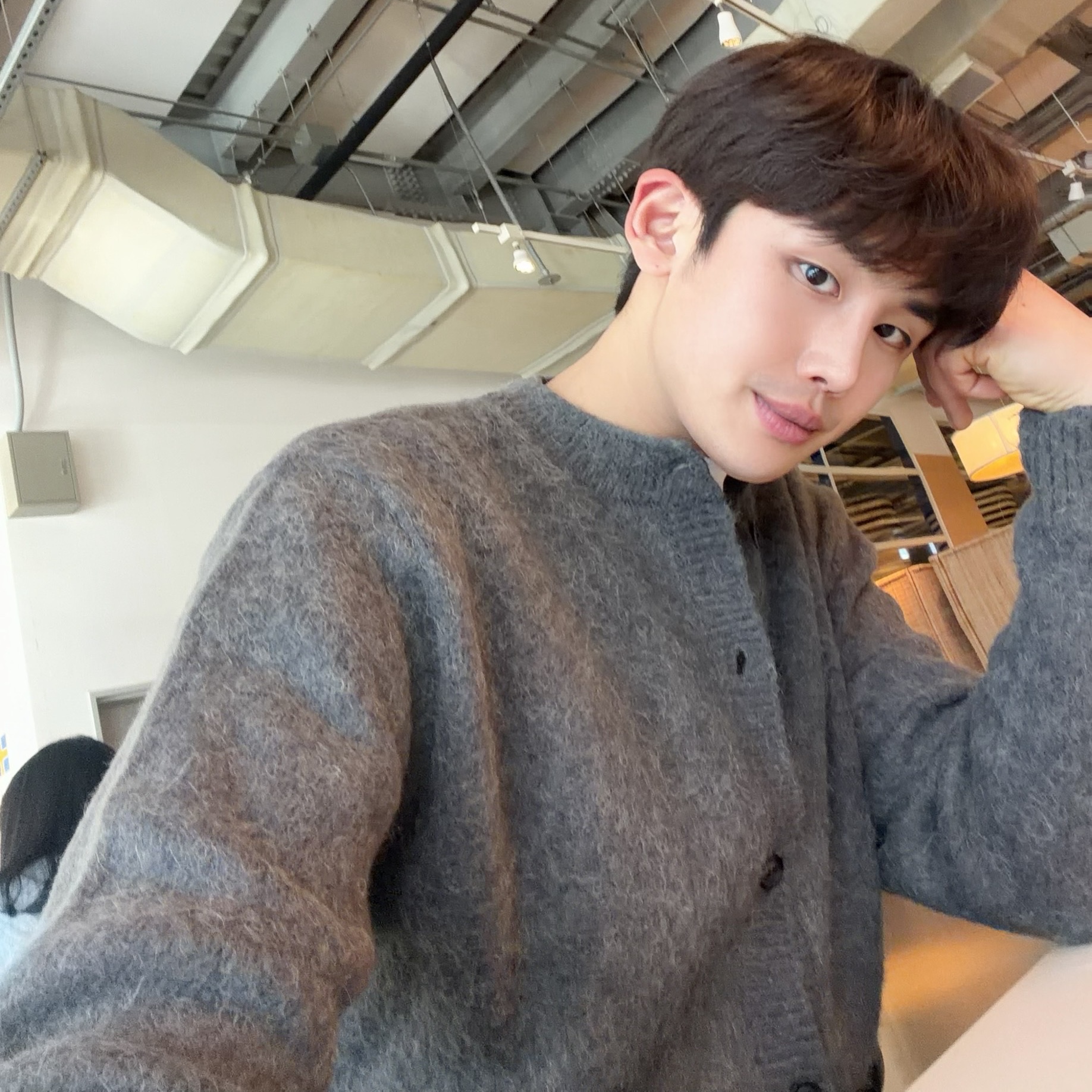 Tonywack Alpaca Mohair Crew-Neck Cardigan Carbon, Casio MTP-B145D-2A1V 착용 스타일 - 1