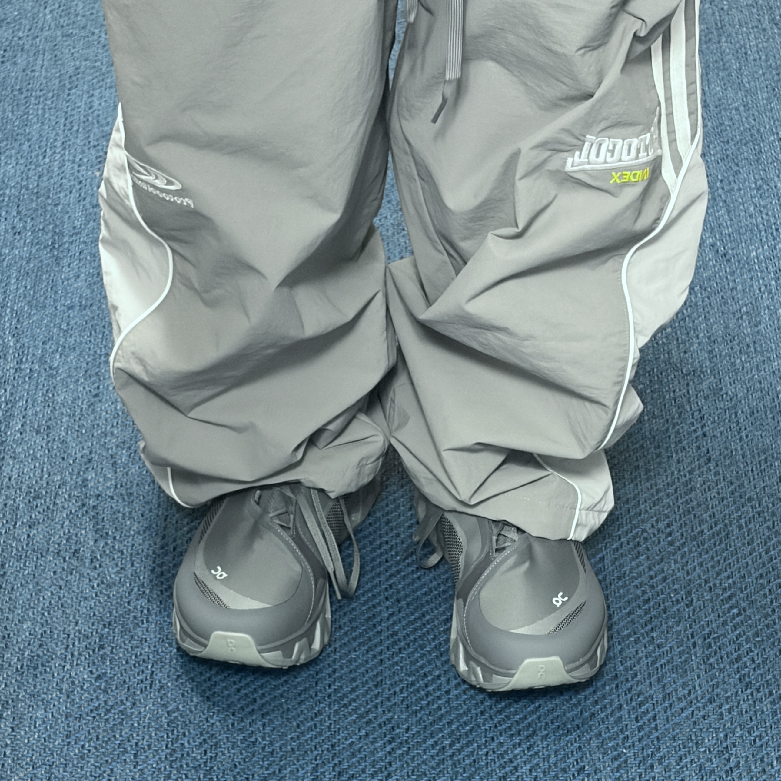 On Running x Post Archive Faction (Paf) Cloudmonster Hyper Phantom Apollo, Protocol Index 3 Layered Track Pants Grey 착용 스타일 - 2