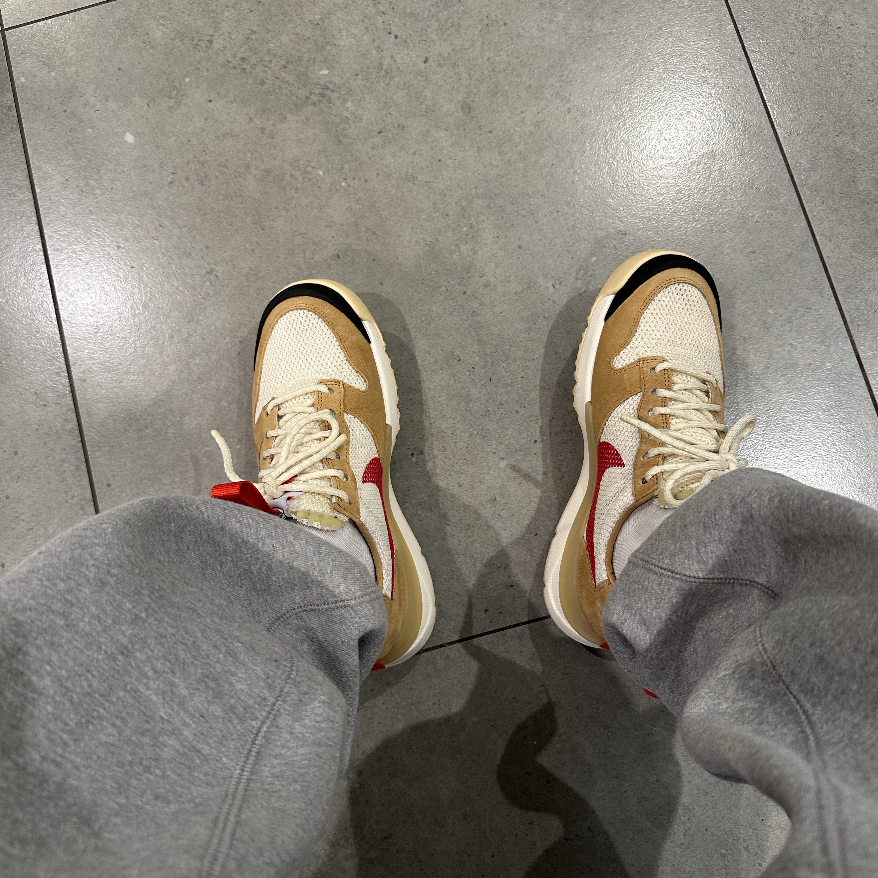Nike x Tom Sachs Mars Yard Shoe 3.0 Space Camp, Nike x Stussy NRG Fleece Pants Dark Grey Heather (DO9340-063) 착용 스타일