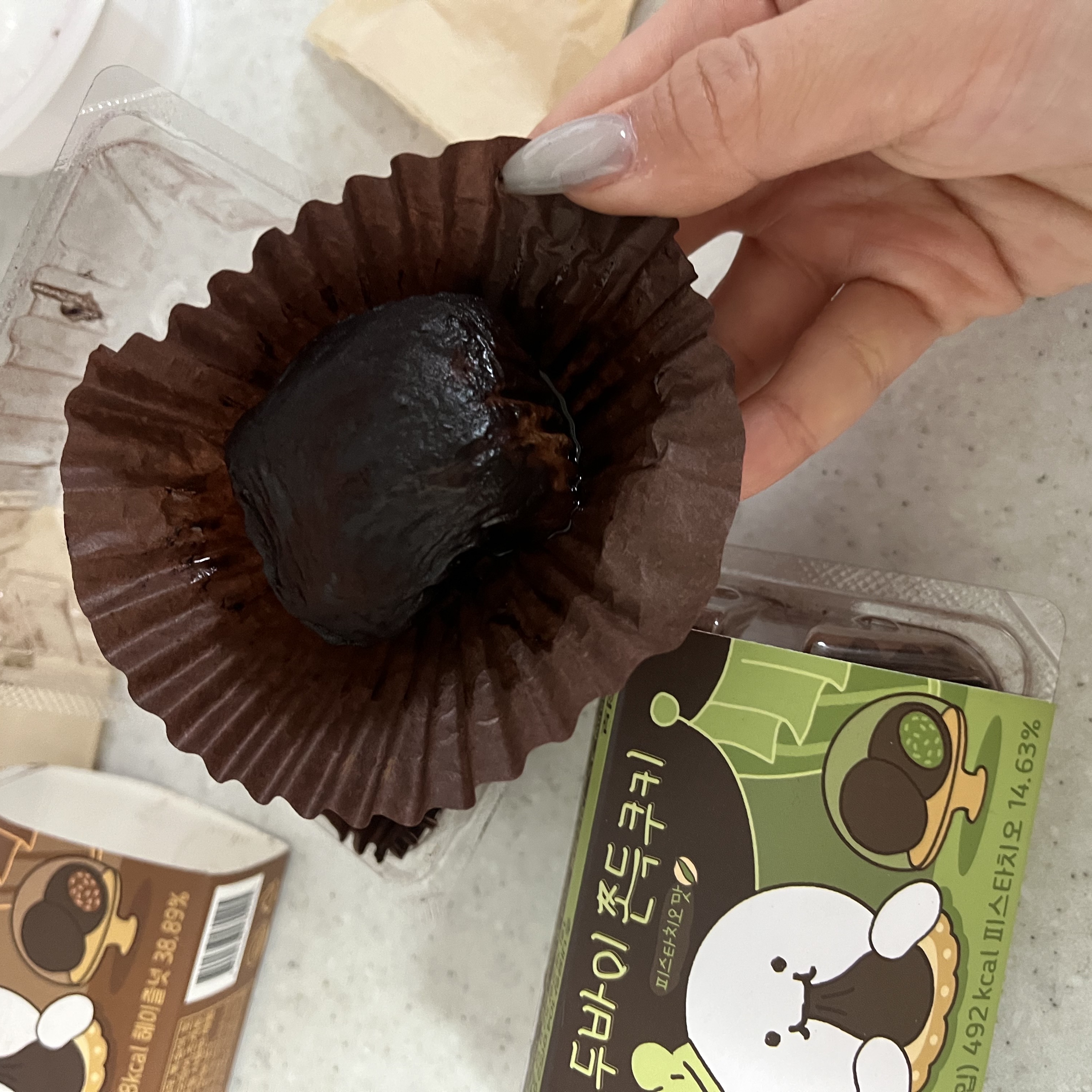 [KREAM 단독] tongtonge Dubai Style Chewy Cookies Pistachio Set 착용 스타일 - 3