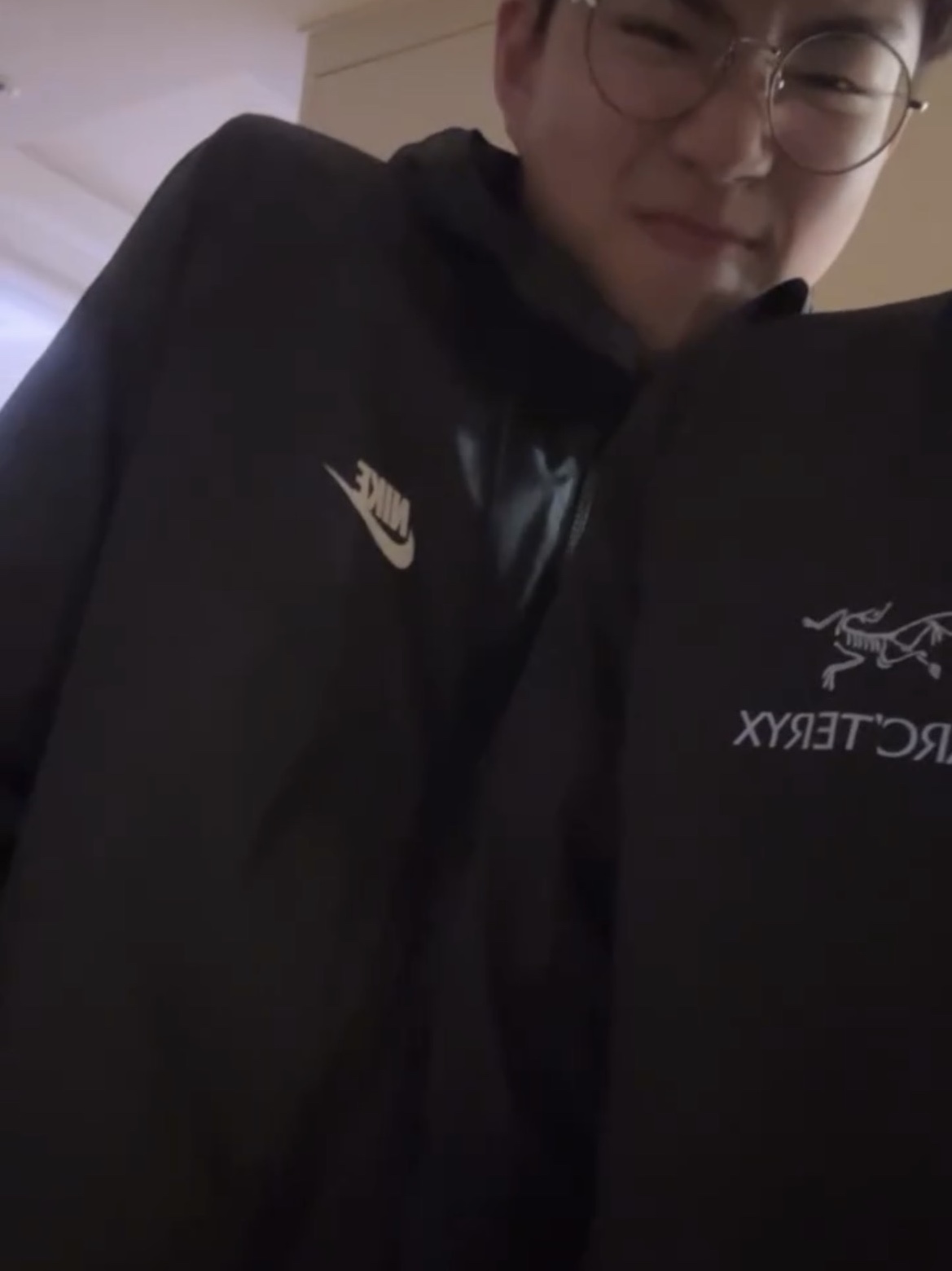 Arc'teryx Squamish Hoody Black, Nike NSW Windrunner Hoodie Jacket Black - Asia 착용 스타일