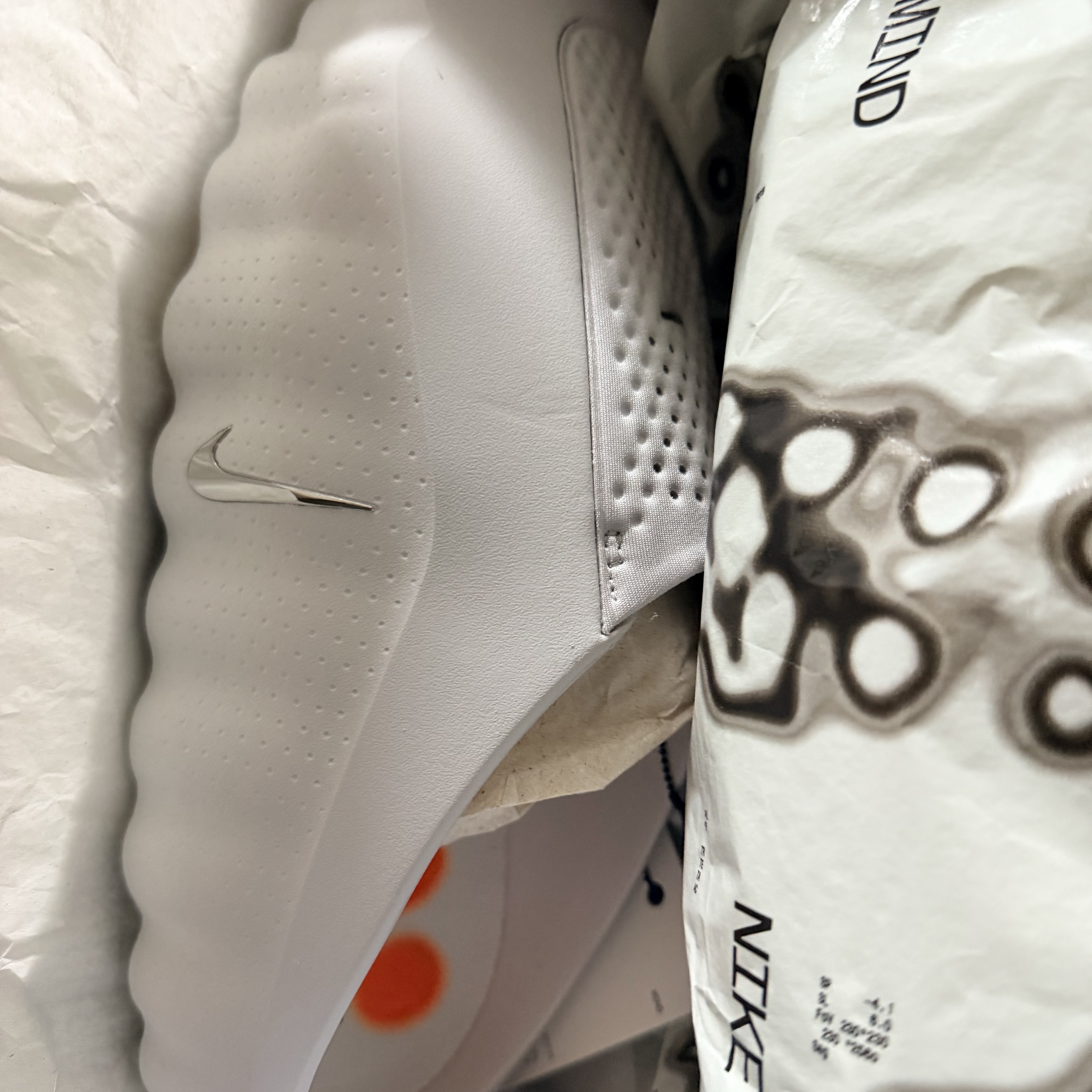 Nike Mind 001 Light Smoke Grey Chrome 착용 스타일