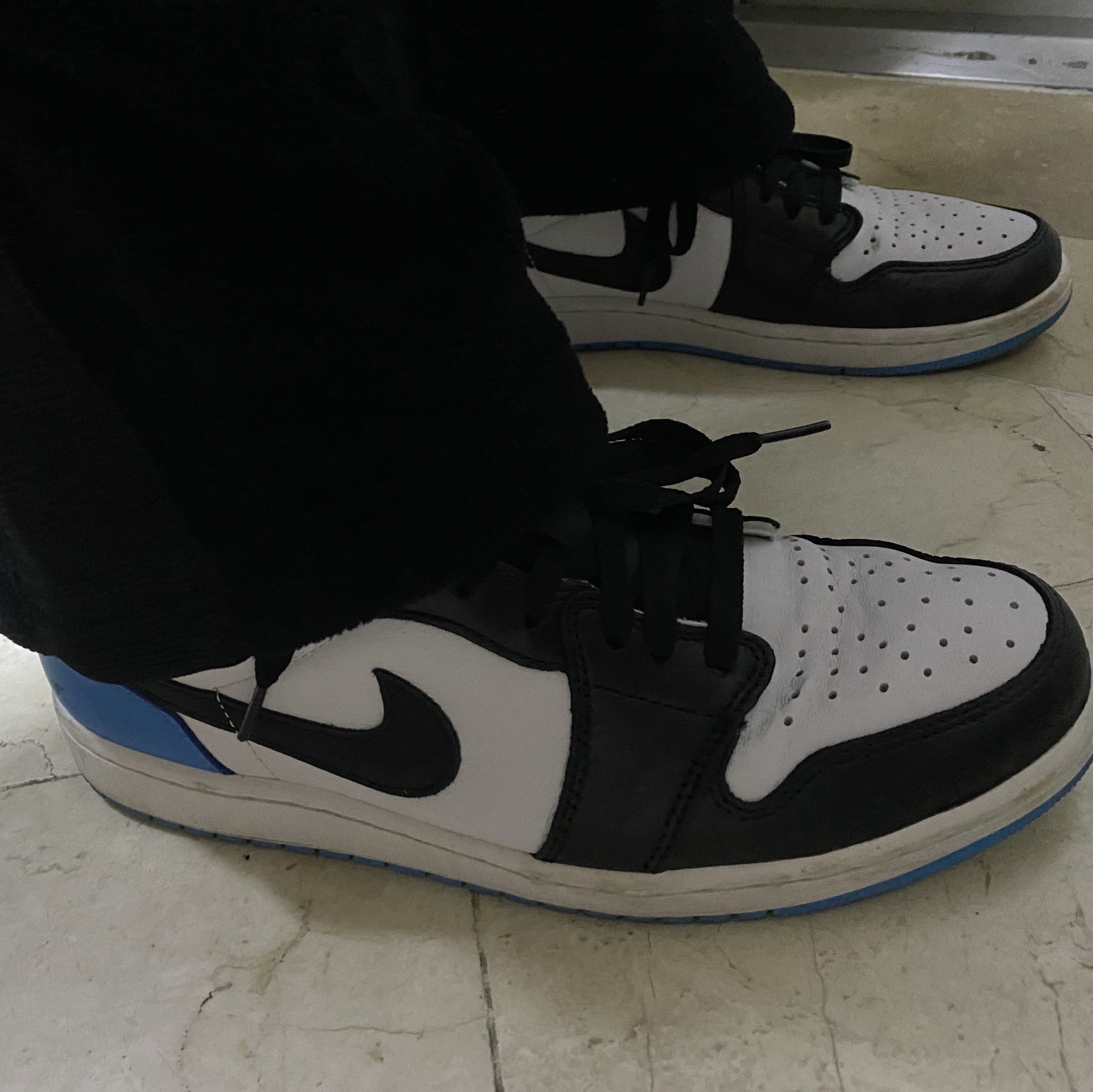 Jordan 1 Retro Low OG Black and Dark Powder Blue 착용 스타일