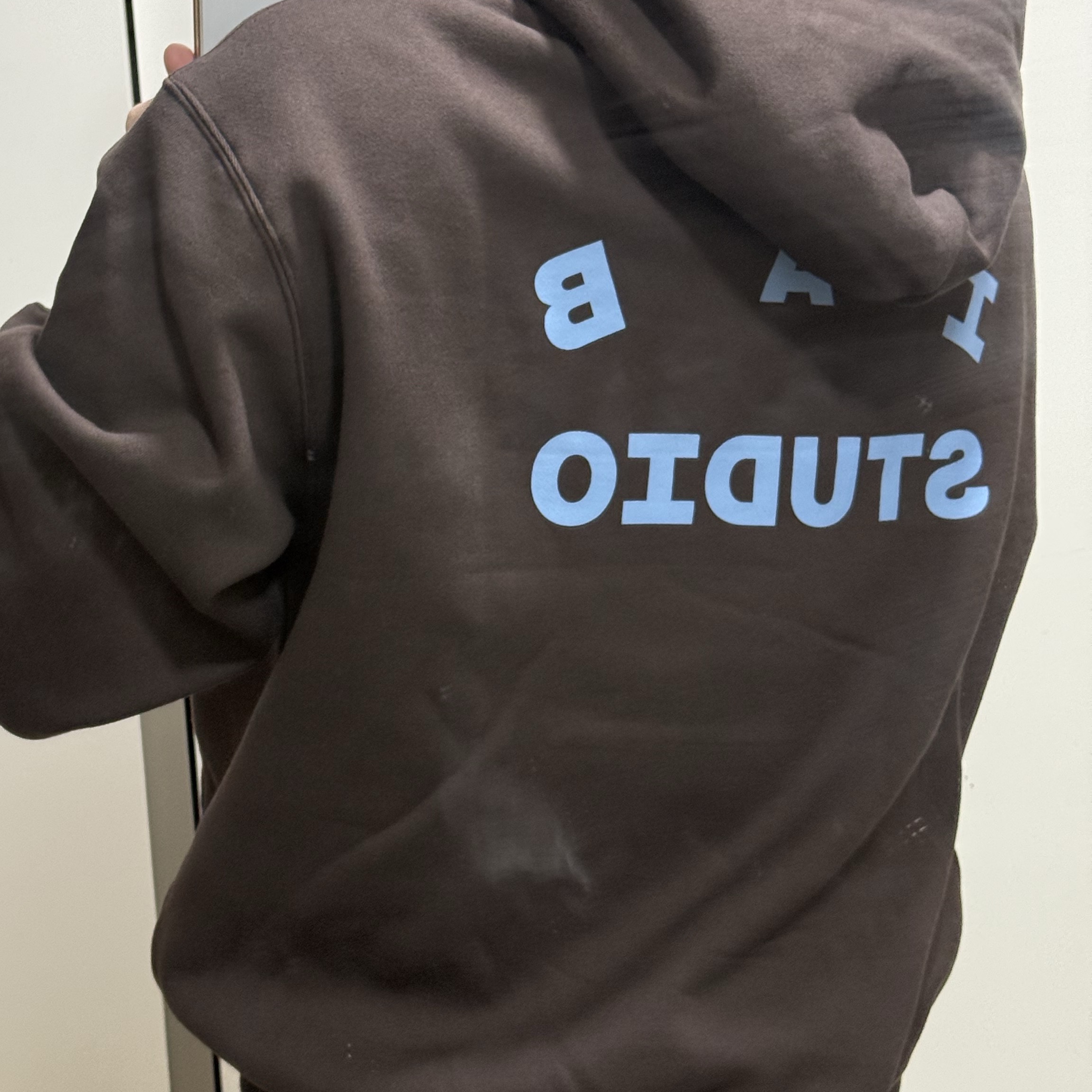 IAB Studio Red Horse Hoodie Brown 착용 스타일 - 4