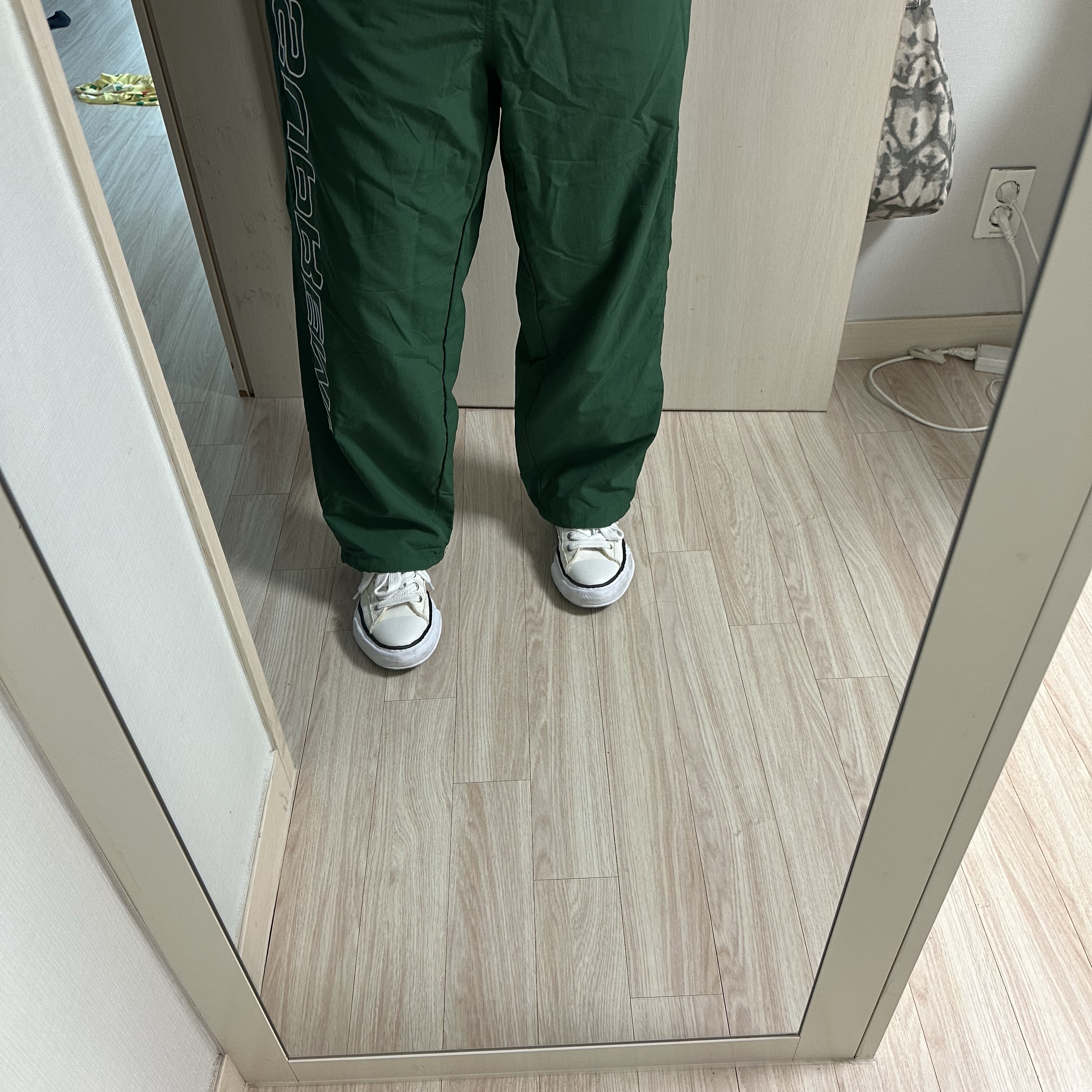 Supreme Spellout Embroidered Track Pant Dark Green - 24FW 착용 스타일 - 2