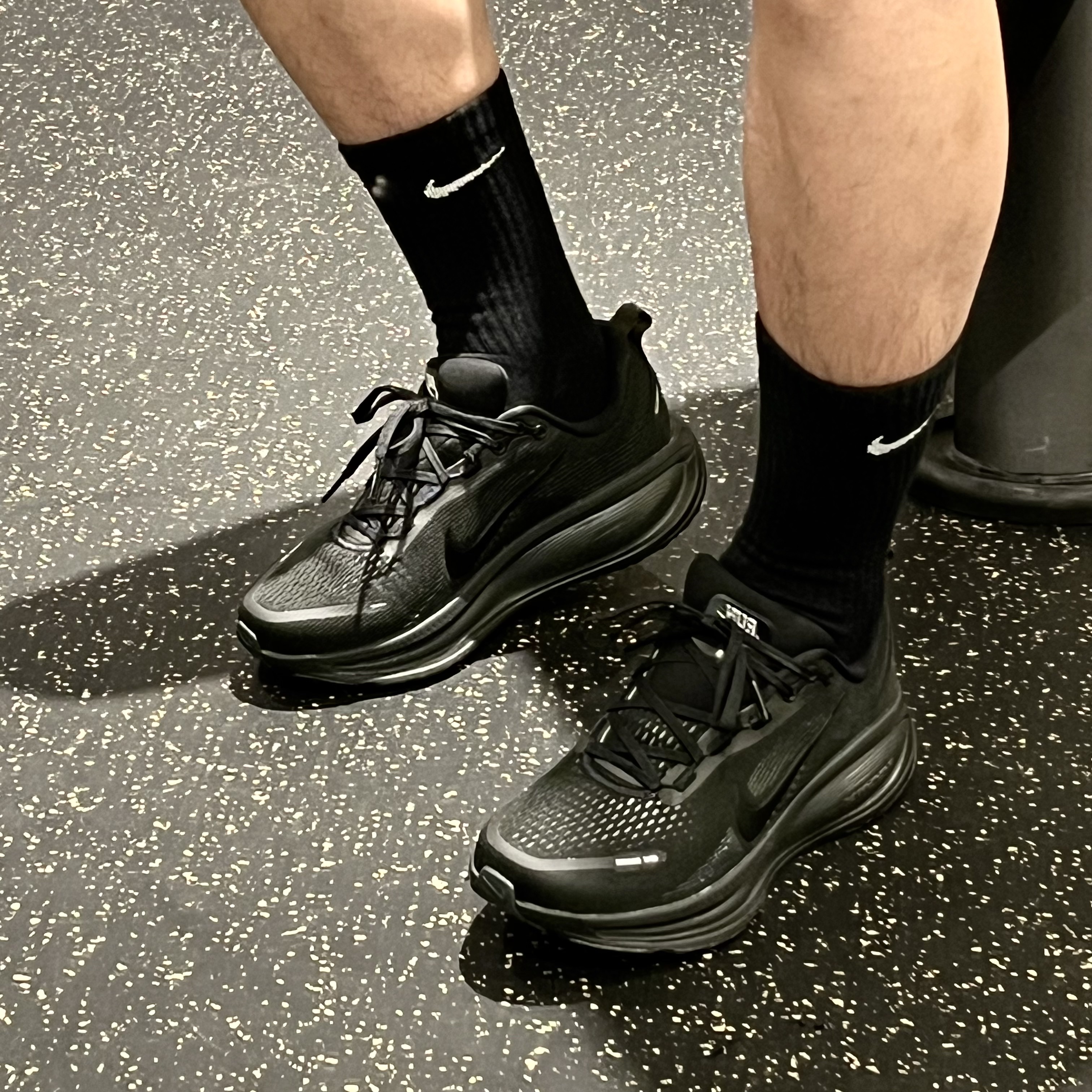 Nike Vomero 18 Black Dark Smoke Grey 착용 스타일