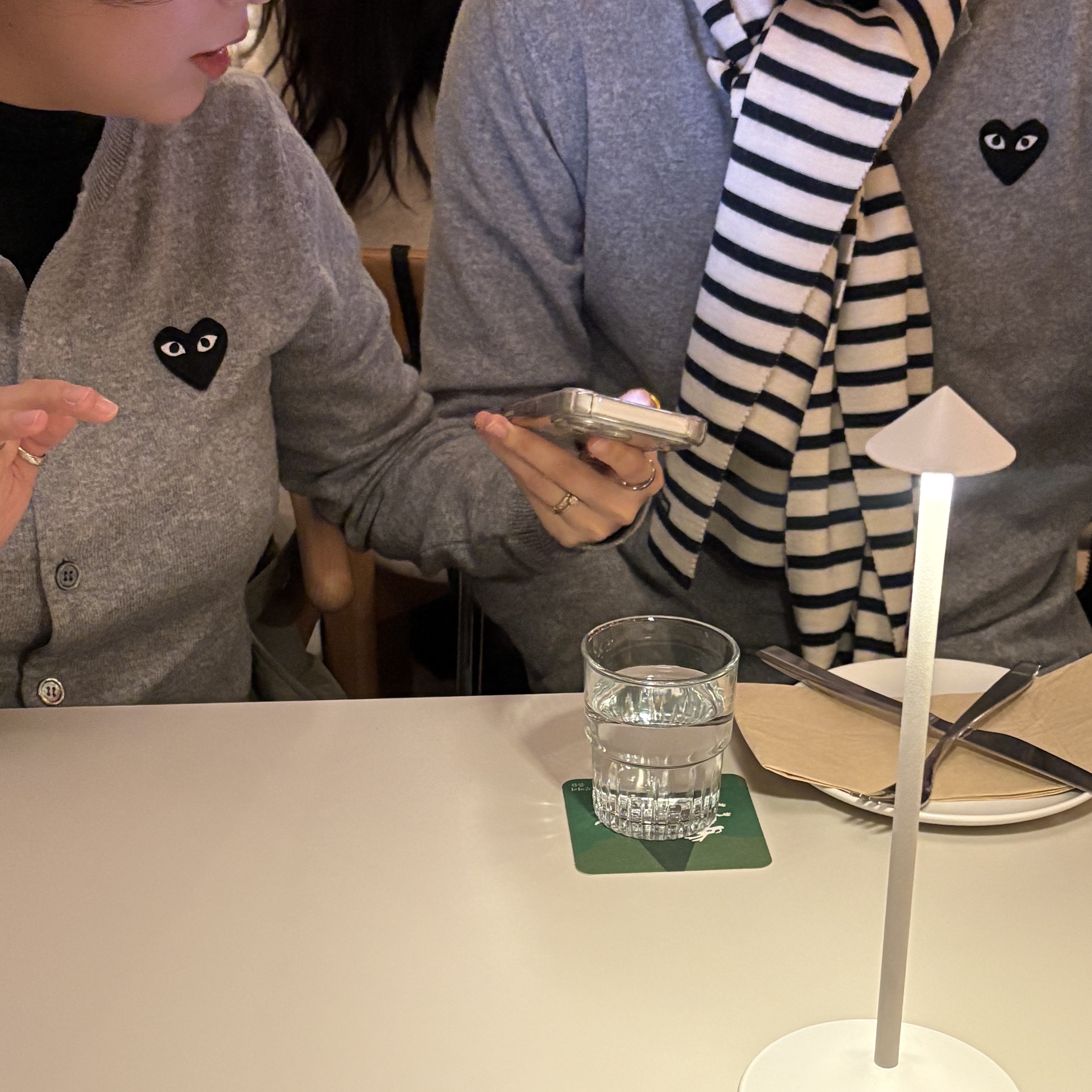 Play Comme des Garcons Black Heart Knit Cardigan Grey 착용 스타일