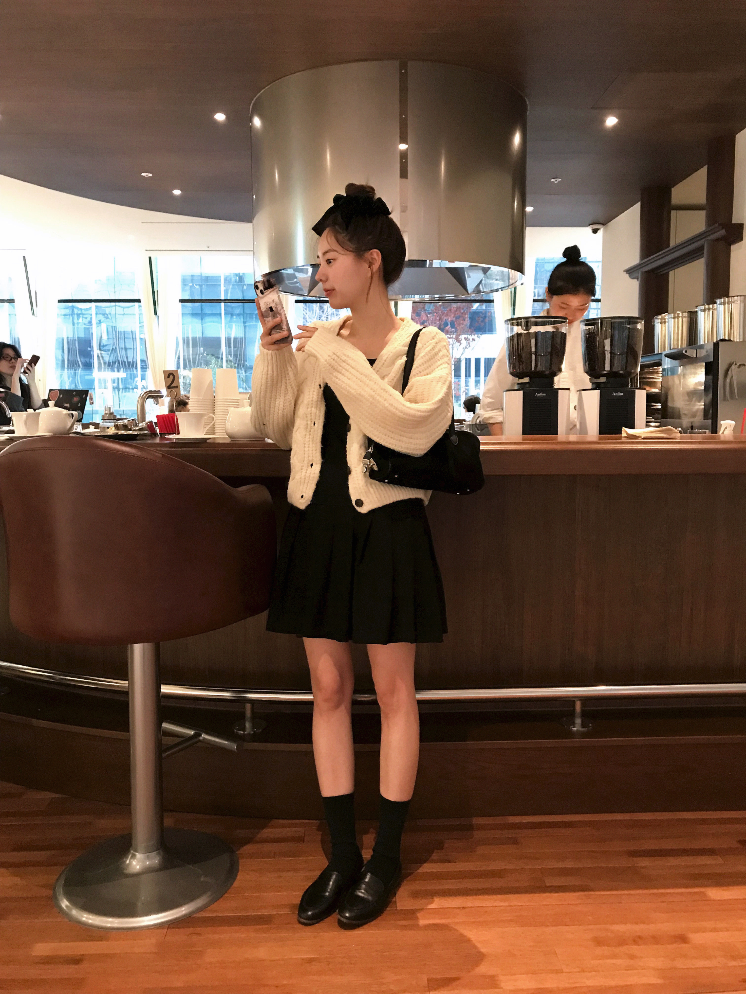 (W) Miu Miu Velvet Scrunchie Black 착용 스타일 - 2