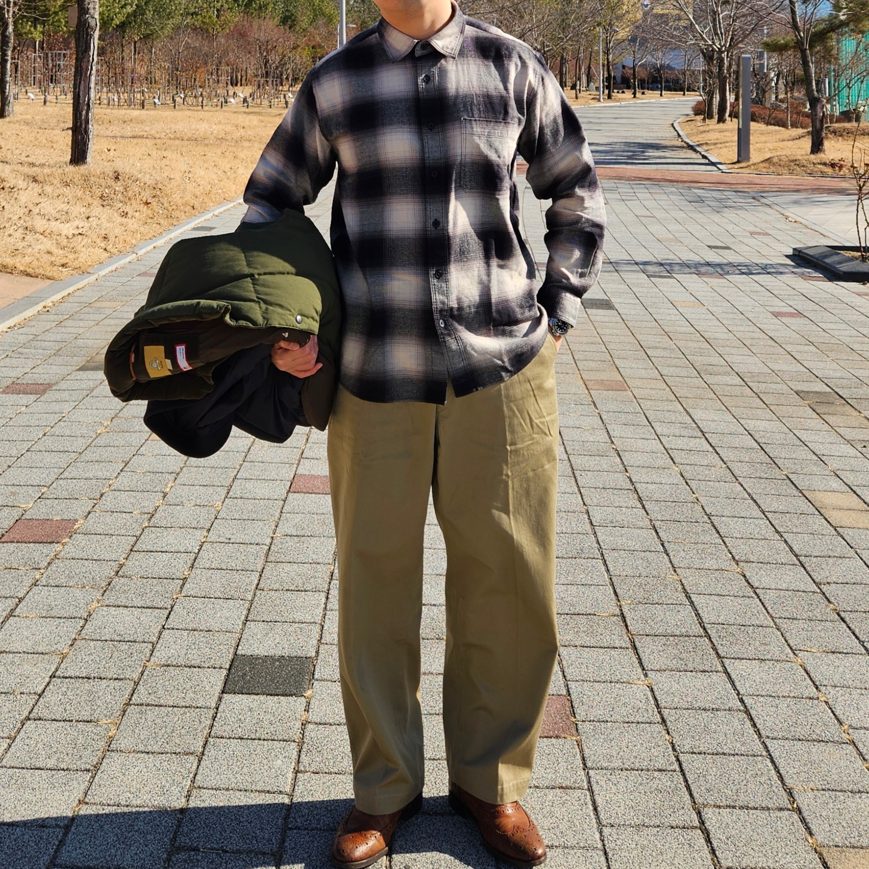 Rolex Submariner 41mm 124060 Black Oyster 착용 스타일 - 3