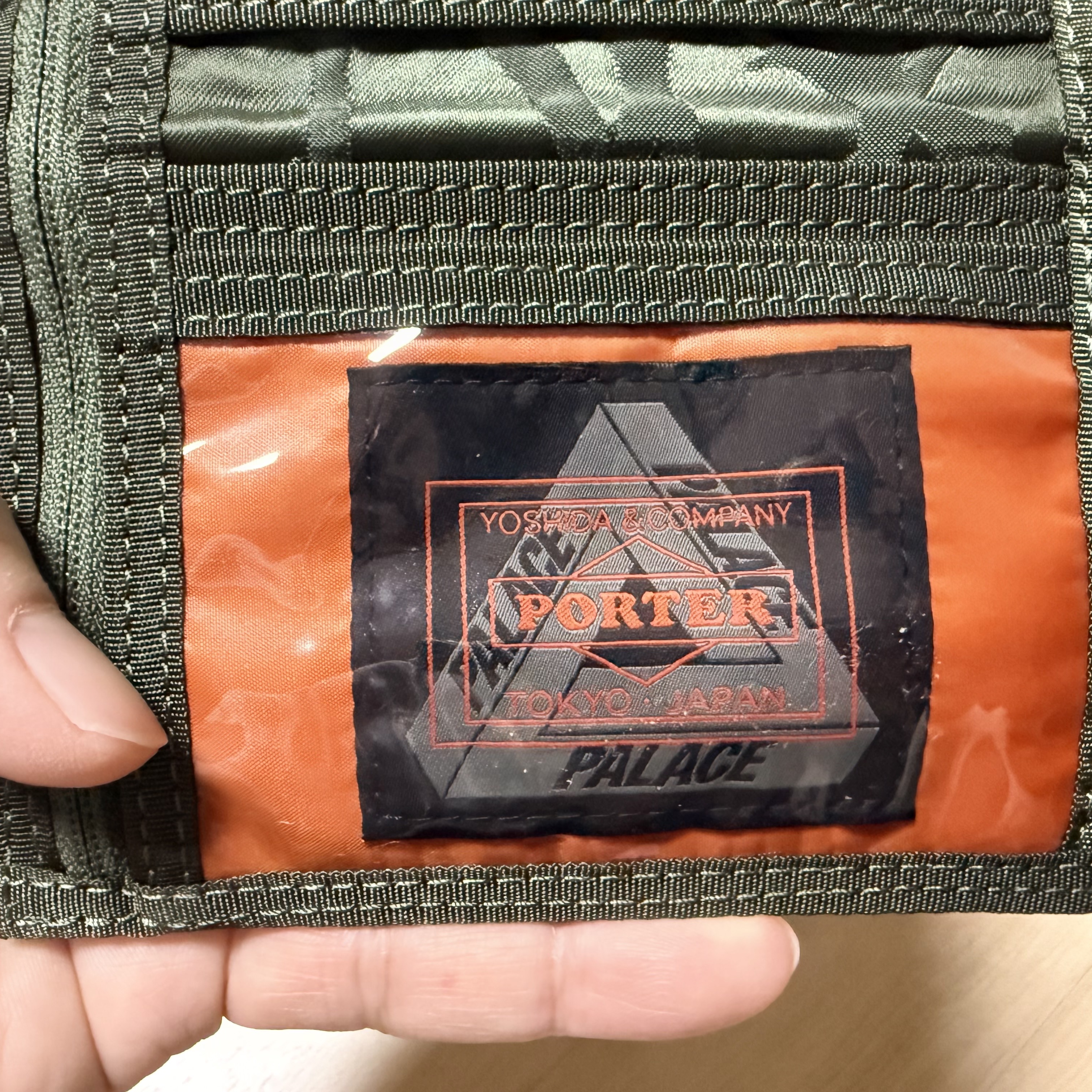 Porter x Palace Wallet Olive - 24FW 착용 스타일 - 4