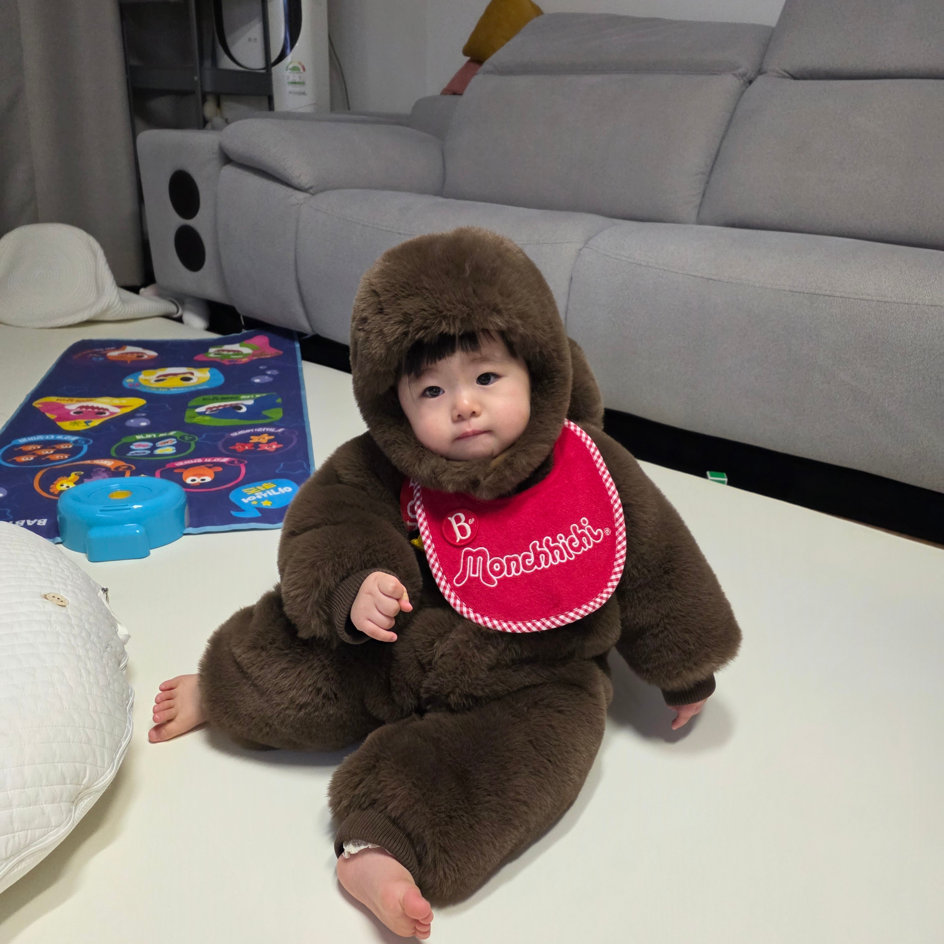 (Kids) Monchhichi x Bebe De Pino Fur Hat Brown, (Kids) Monchhichi x Bebe De Pino Bib Set Multi 착용 스타일 - 3