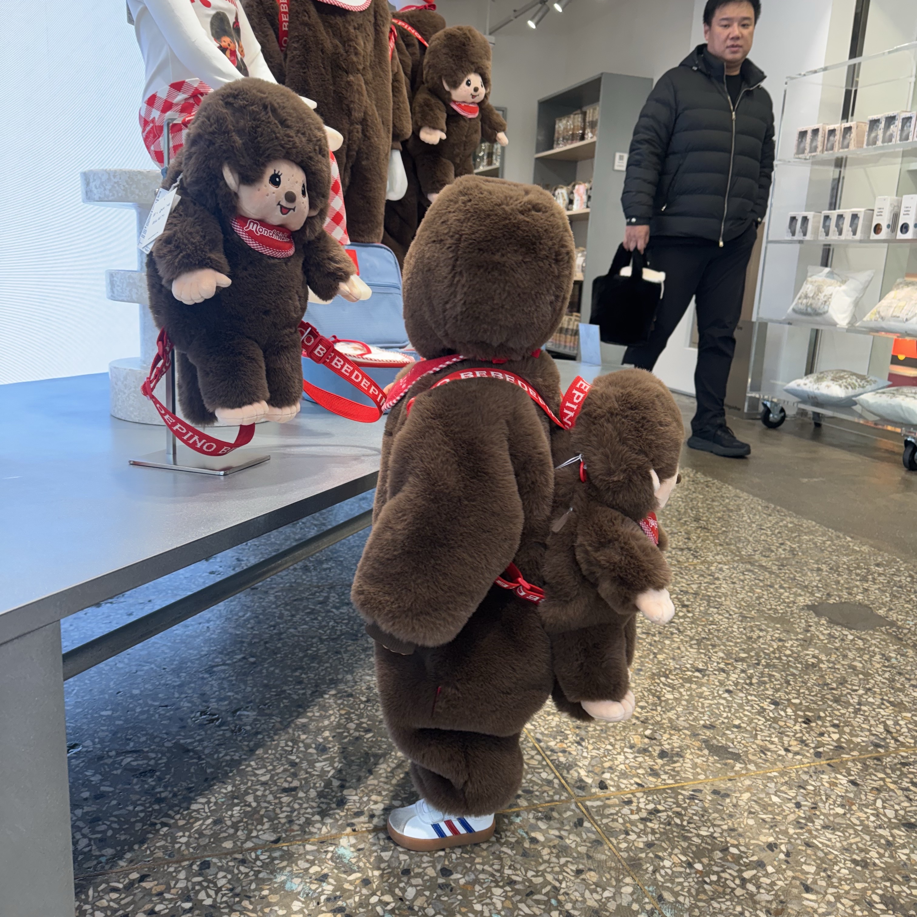(Kids) Monchhichi x Bebe De Pino Bag Brown, (Kids) Monchhichi x Bebe De Pino Fur Overall Brown 착용 스타일 - 2