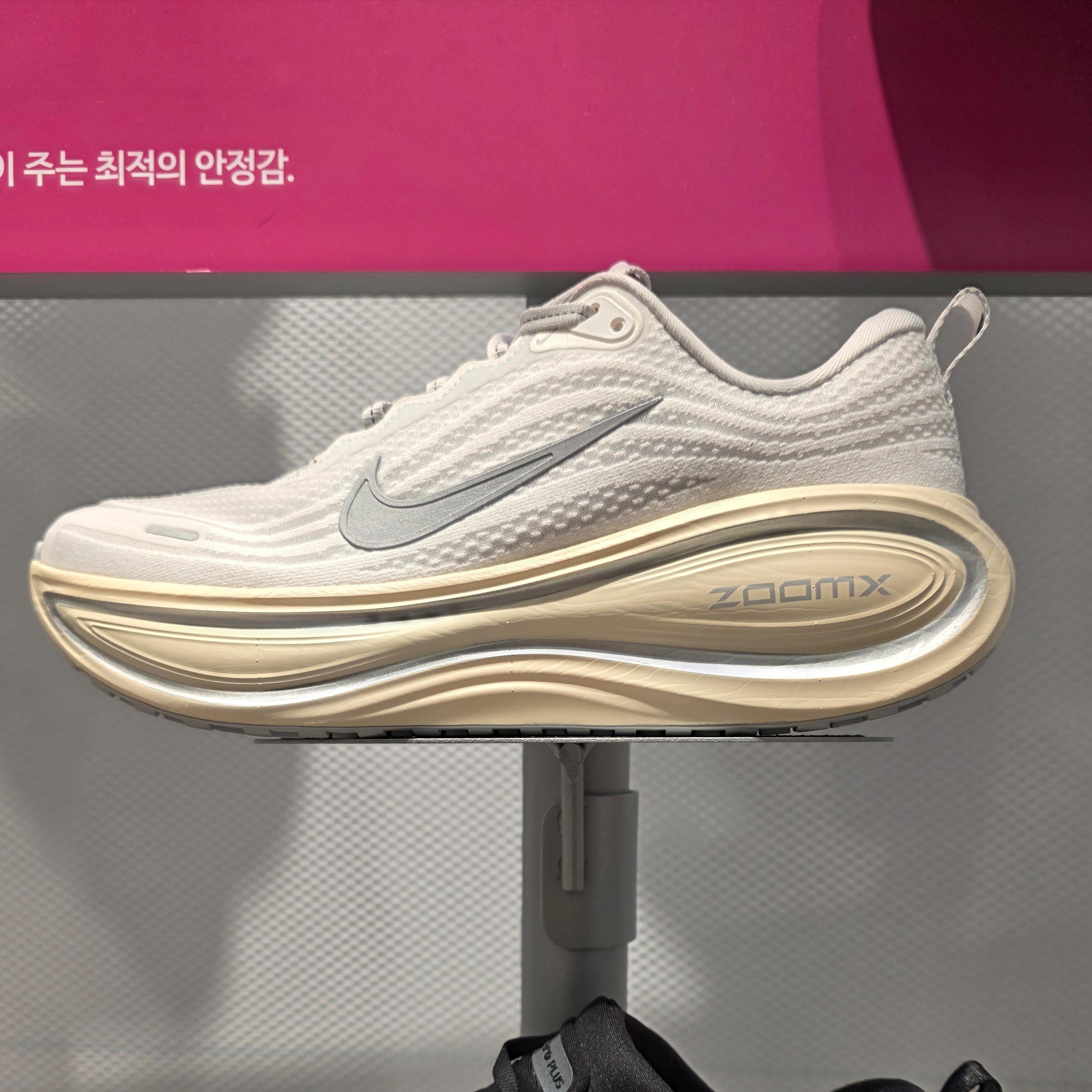 Nike Vomero Plus Platinum Tint Grey Fog 착용 스타일