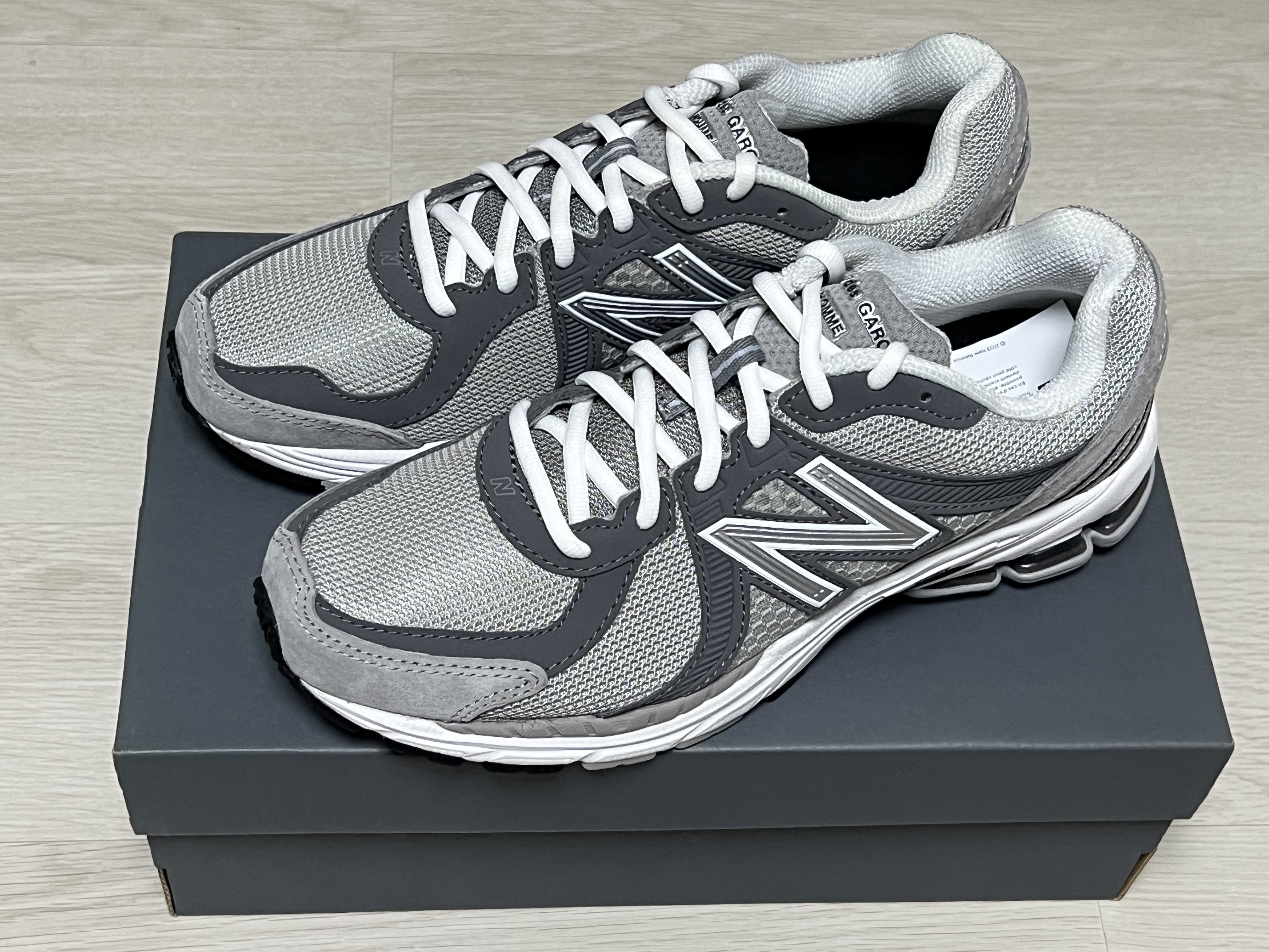 New Balance x Comme des Garcons Homme 860v2 Grey White 착용 스타일