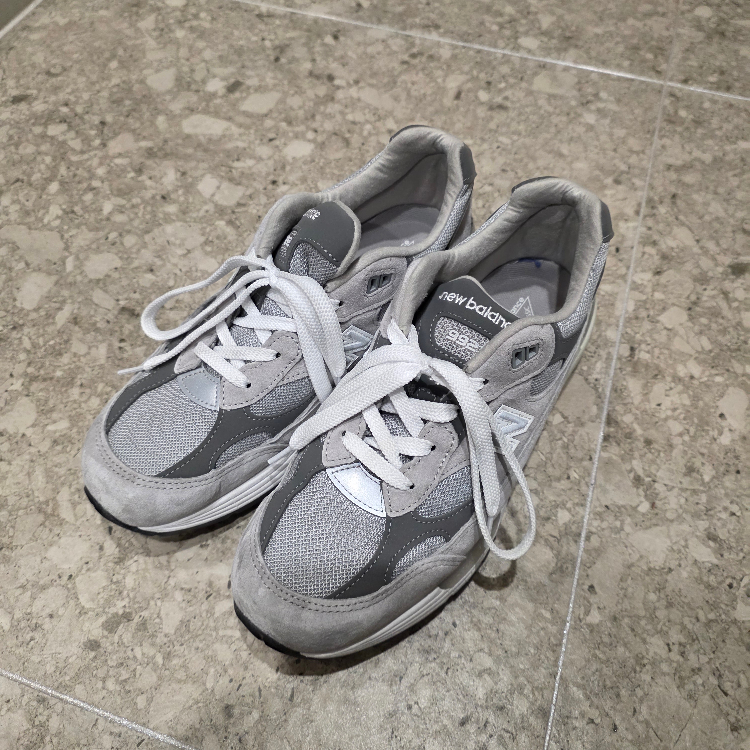 New Balance 992 Made in USA Core Grey Silver Metallic 착용 스타일