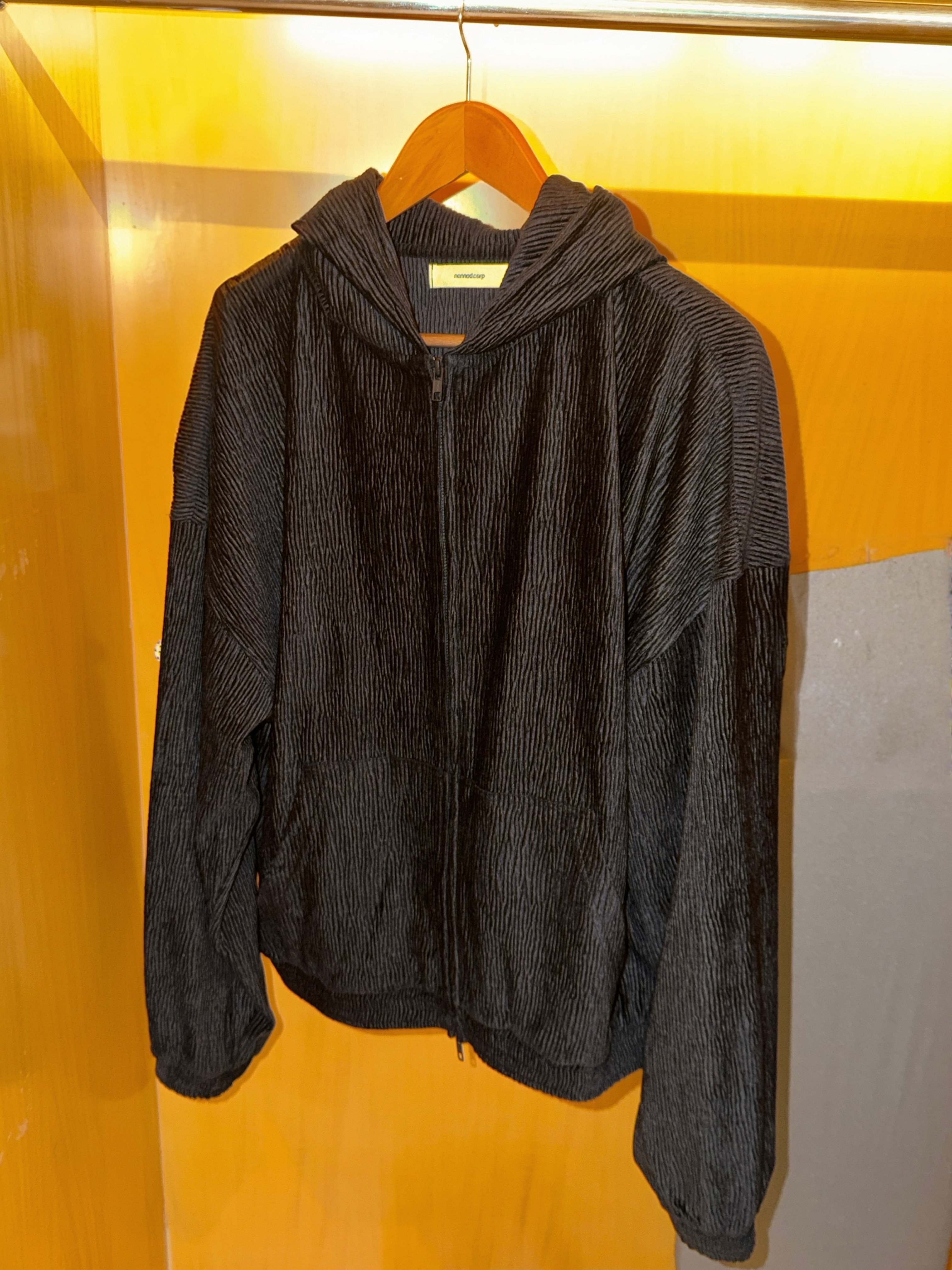 Nonnod Zen Pleats Zip Hoodie Black 착용 스타일 - 8