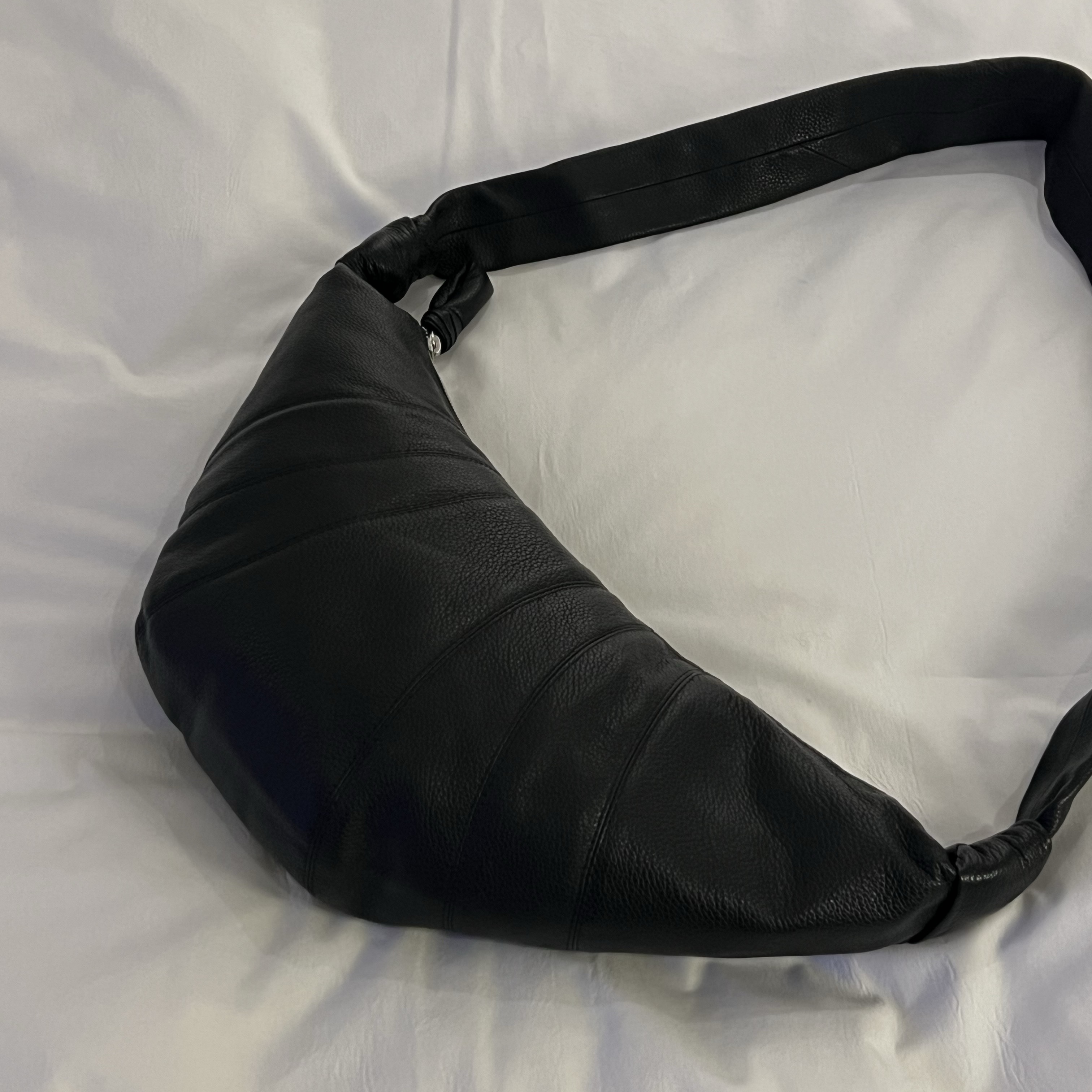 Lemaire Medium Croissant Bag Soft Grained Leather BLACK 착용 스타일 - 1