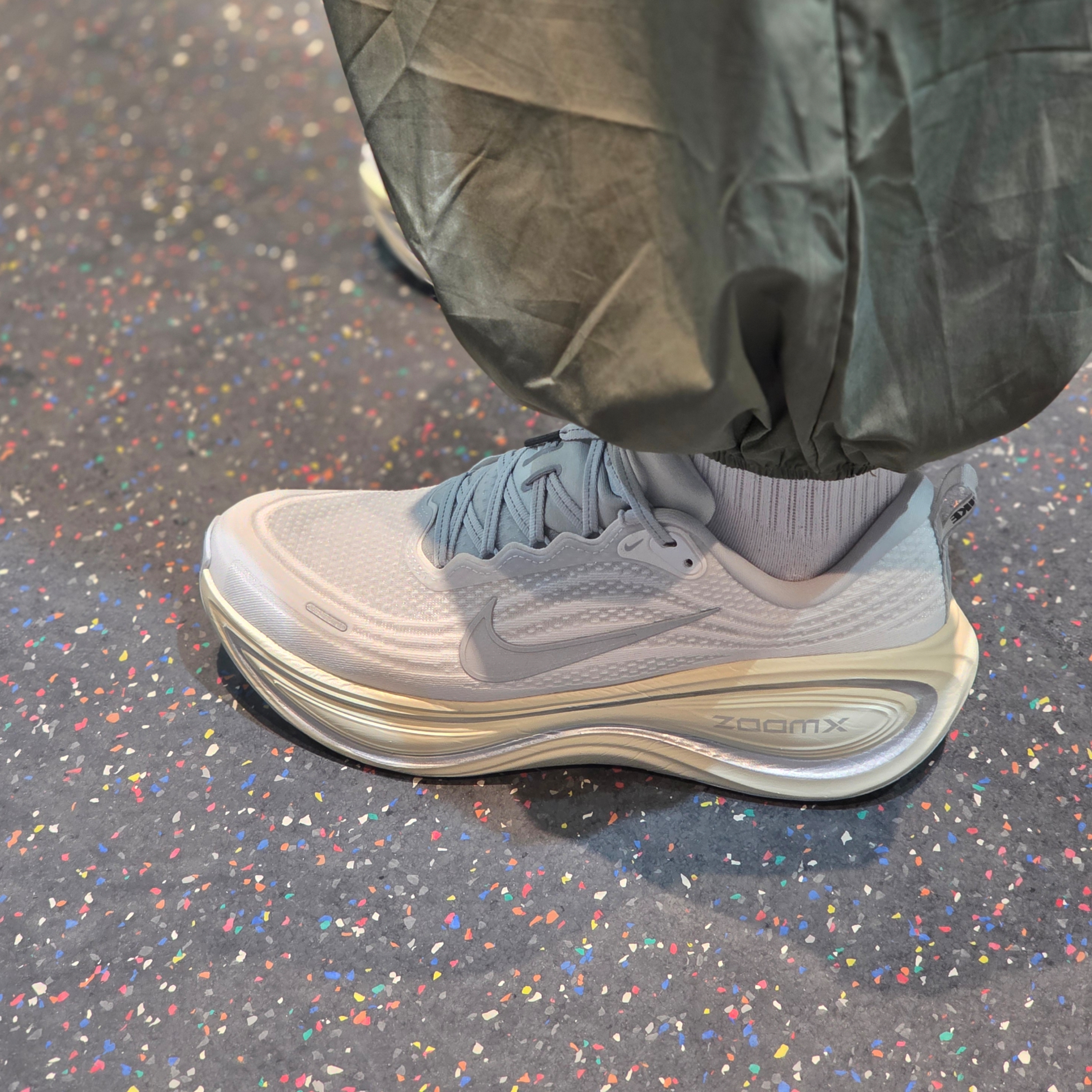 Nike Vomero Plus Platinum Tint Grey Fog 착용 스타일