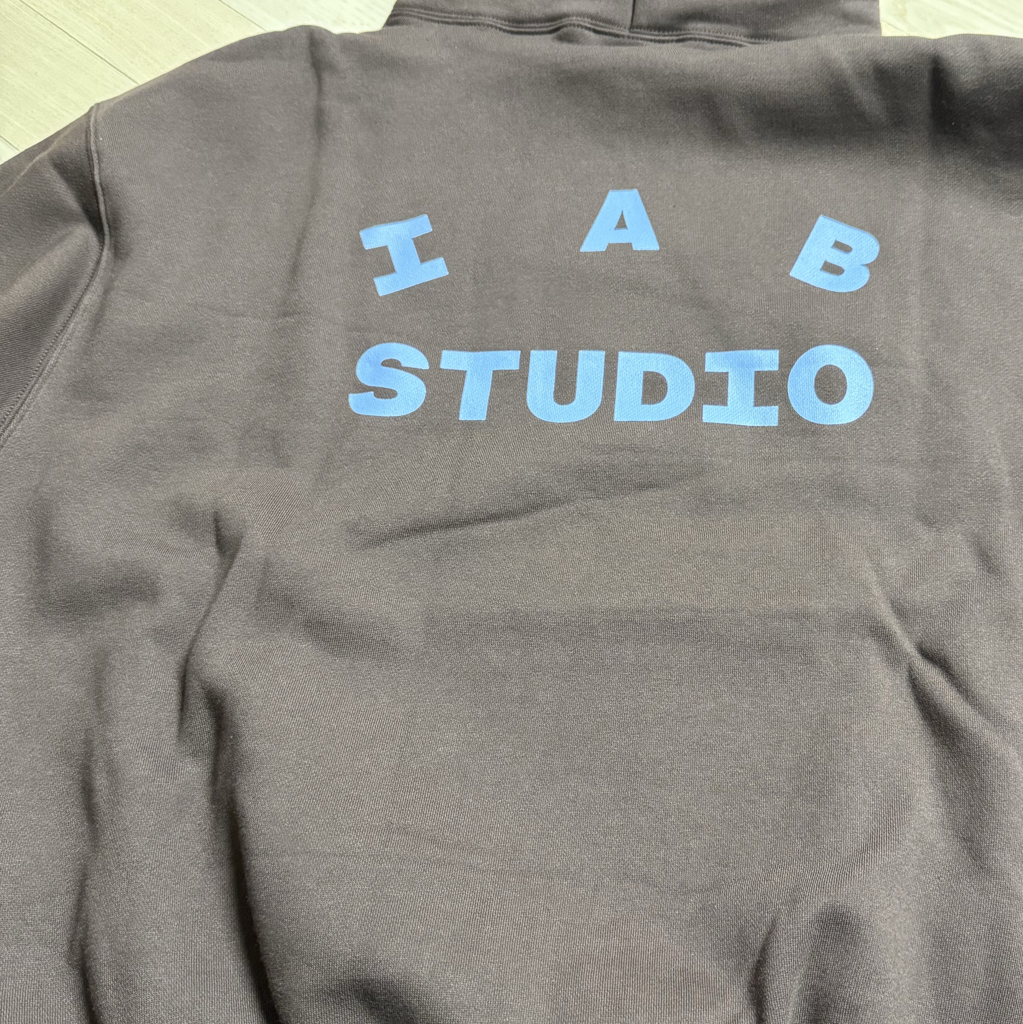 IAB Studio Red Horse Hoodie Brown 착용 스타일 - 2