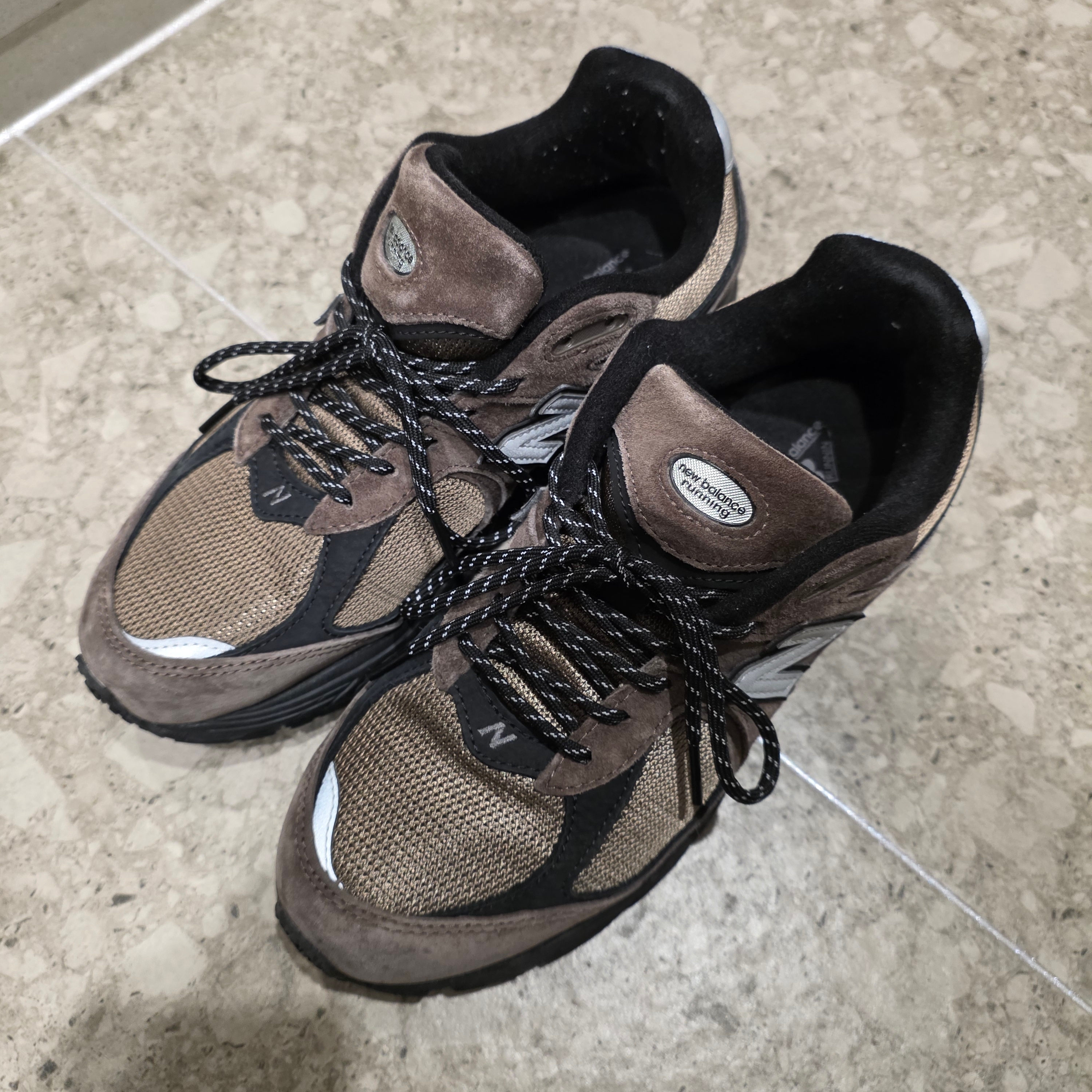 New Balance 2002R Brown Black 착용 스타일
