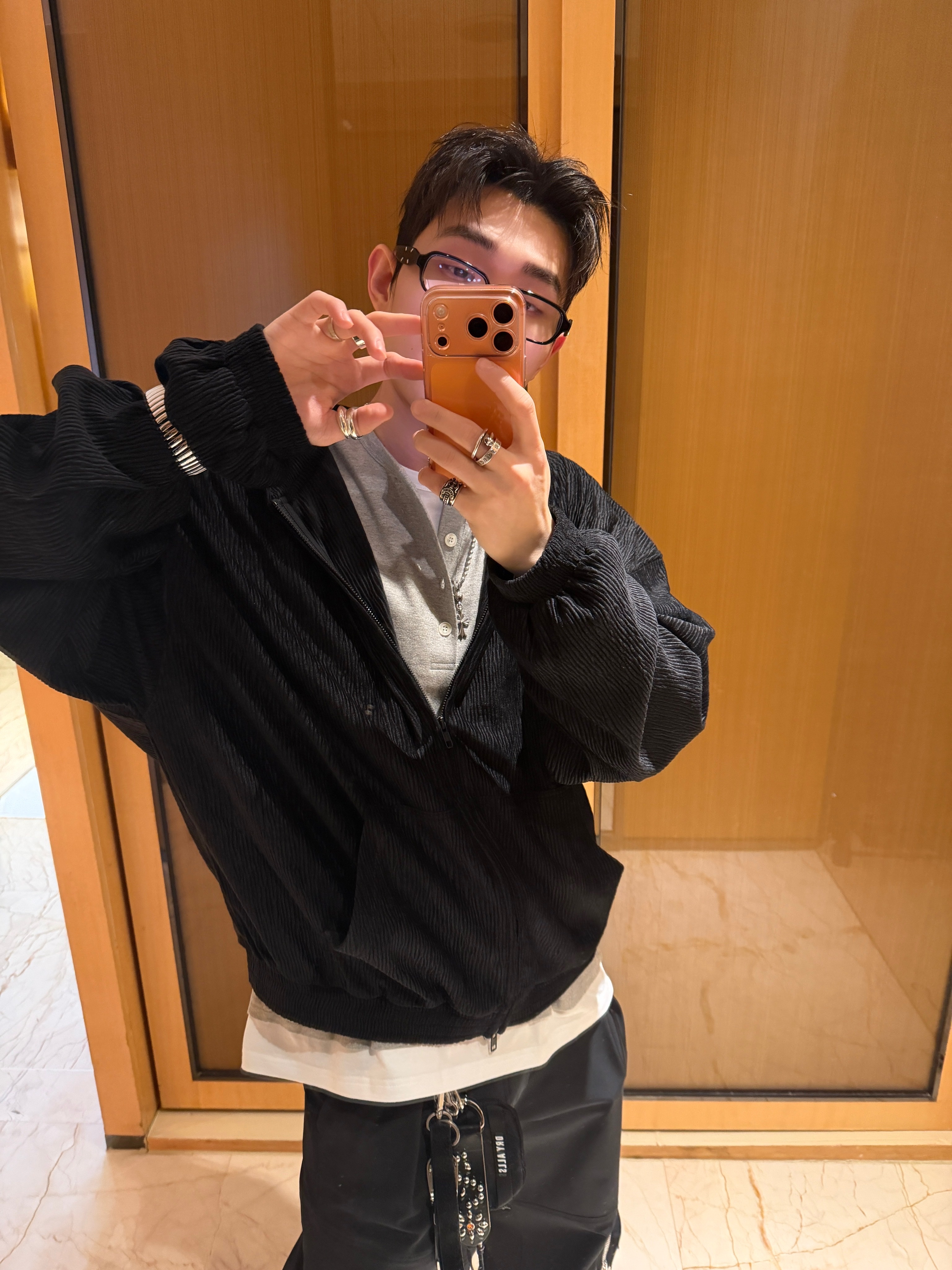 Nonnod Zen Pleats Zip Hoodie Black 착용 스타일 - 2