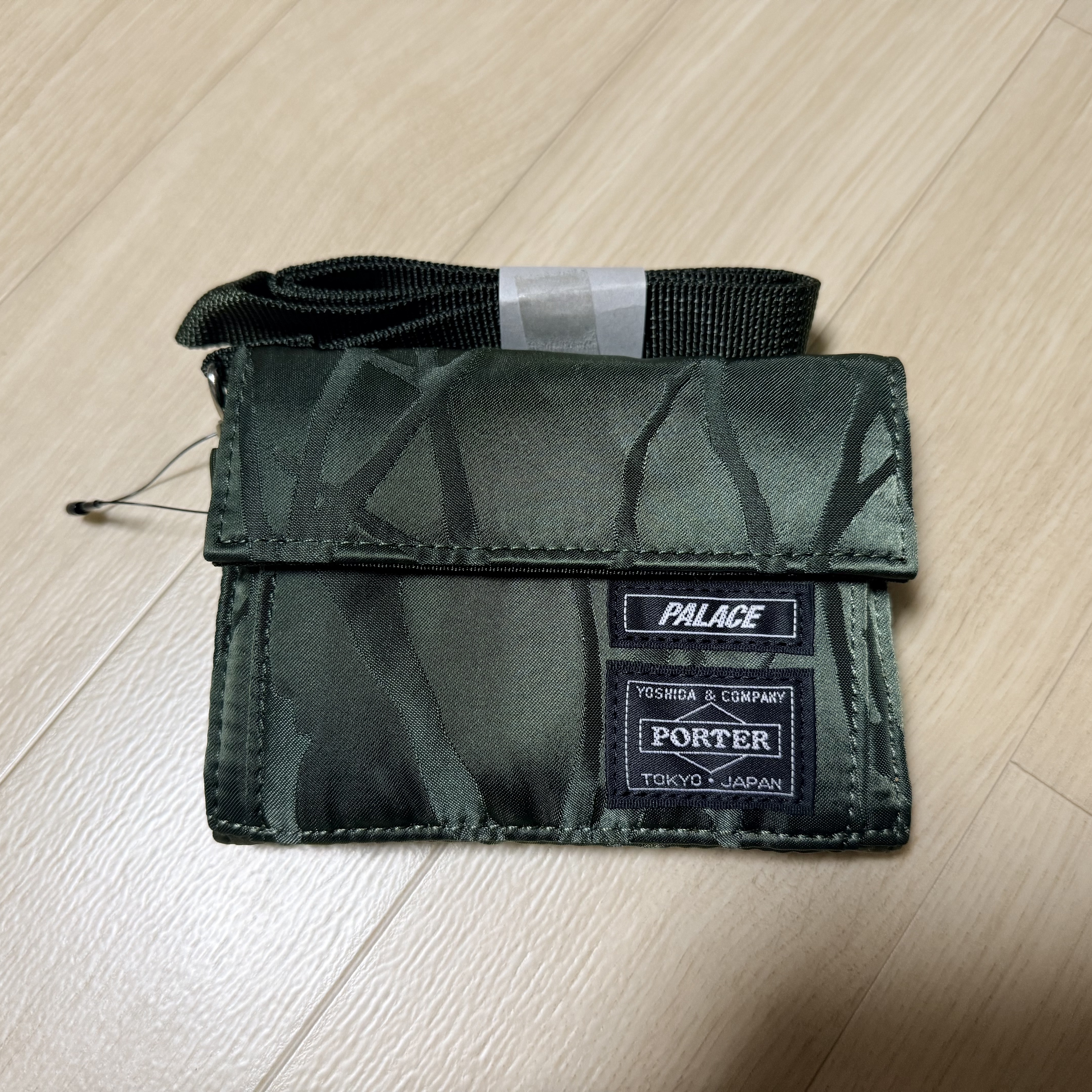 Porter x Palace Wallet Olive - 24FW 착용 스타일 - 1