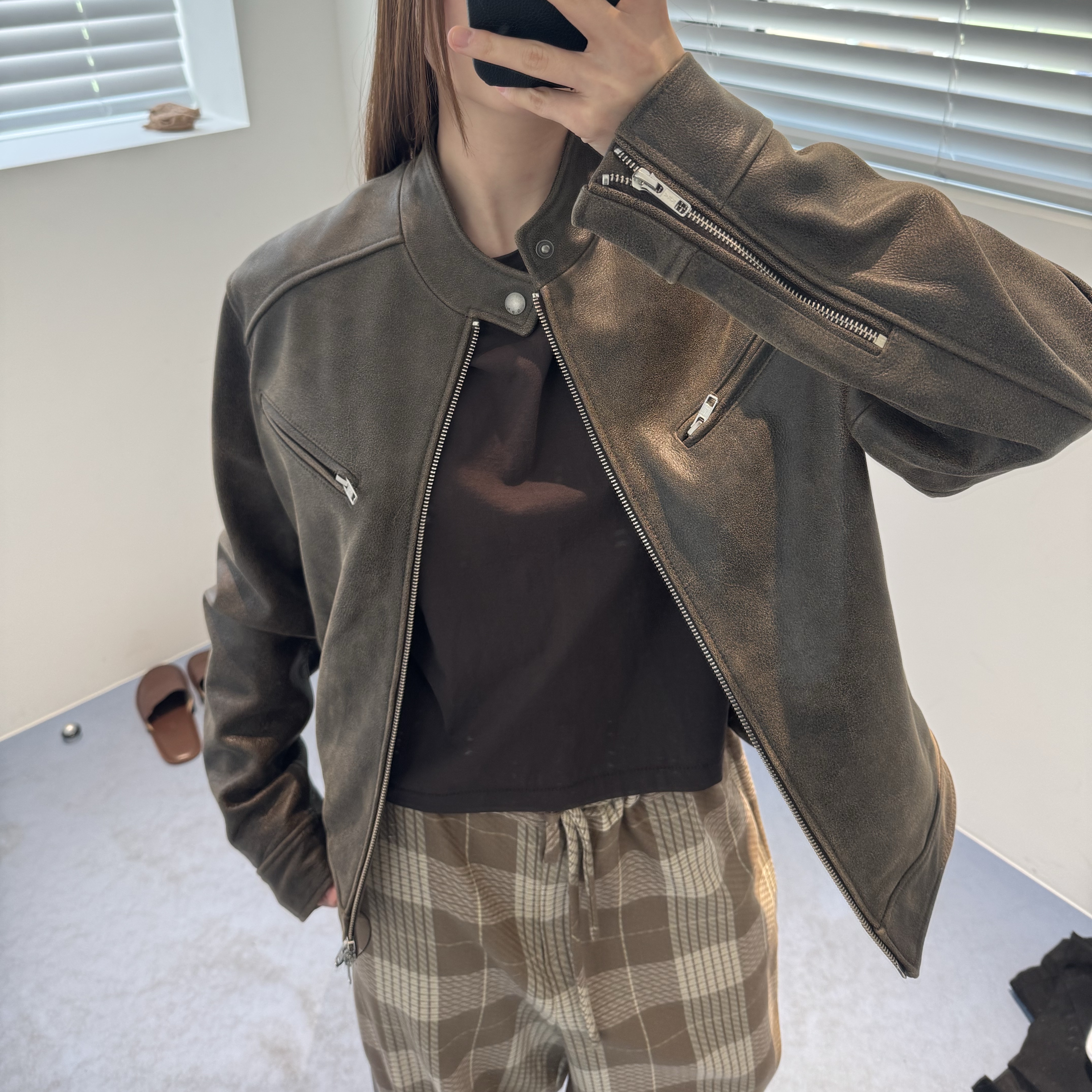 GBH APPAREL 8 Single Stitch Top / Brown 착용 스타일