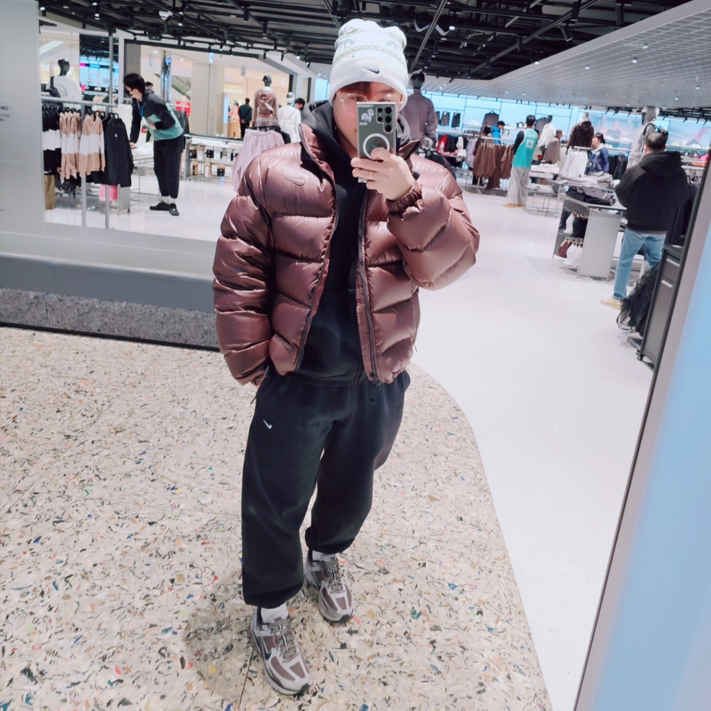 Nike x Drake Nocta Sunset Puffer Jacket Baroque Brown Olive Grey - Asia, Nike Solo Swoosh Fleece Crew Black - Asia 착용 스타일