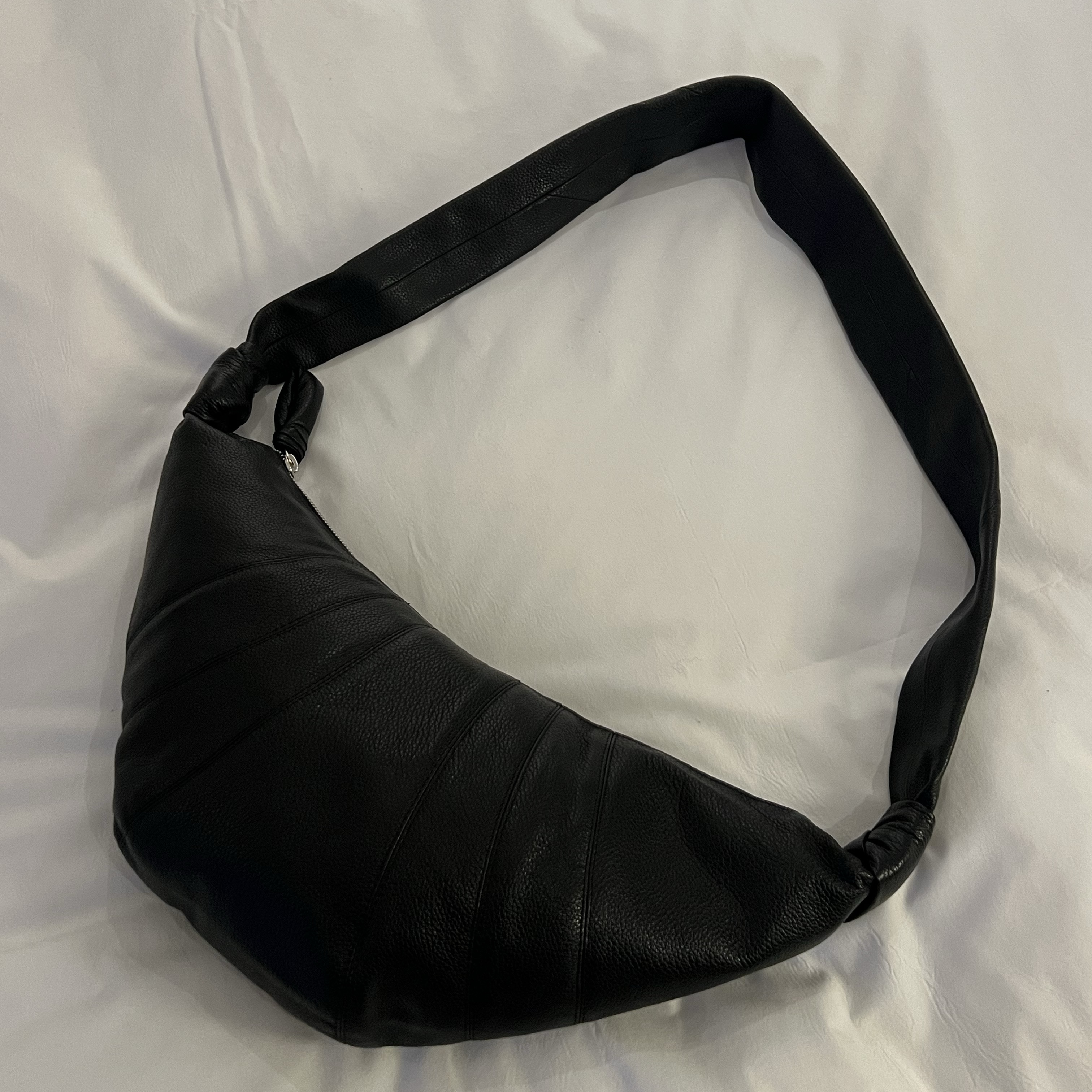 Lemaire Medium Croissant Bag Soft Grained Leather BLACK 착용 스타일 - 2