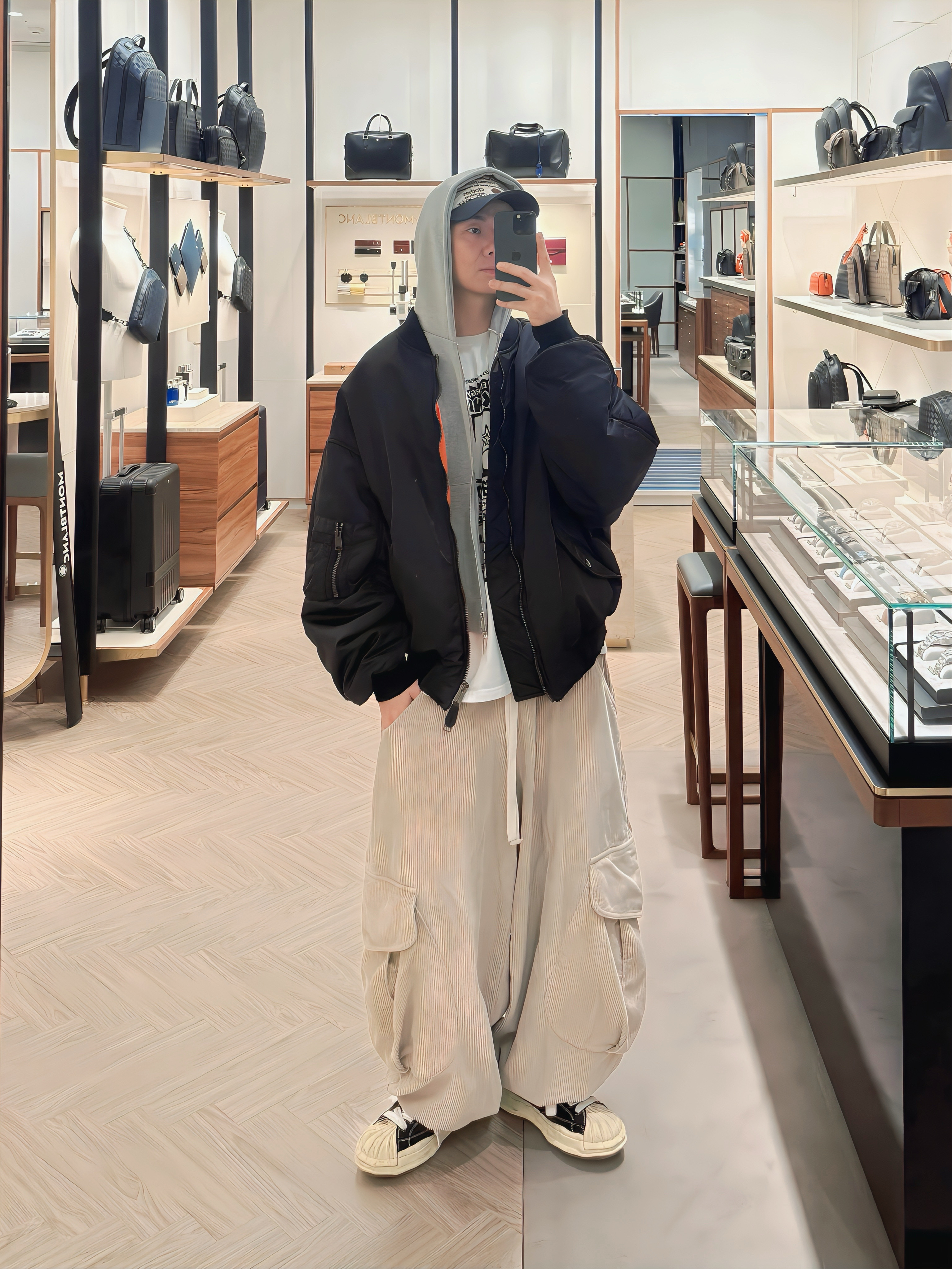 Balenciaga Off Shoulder Bomber Black 착용 스타일