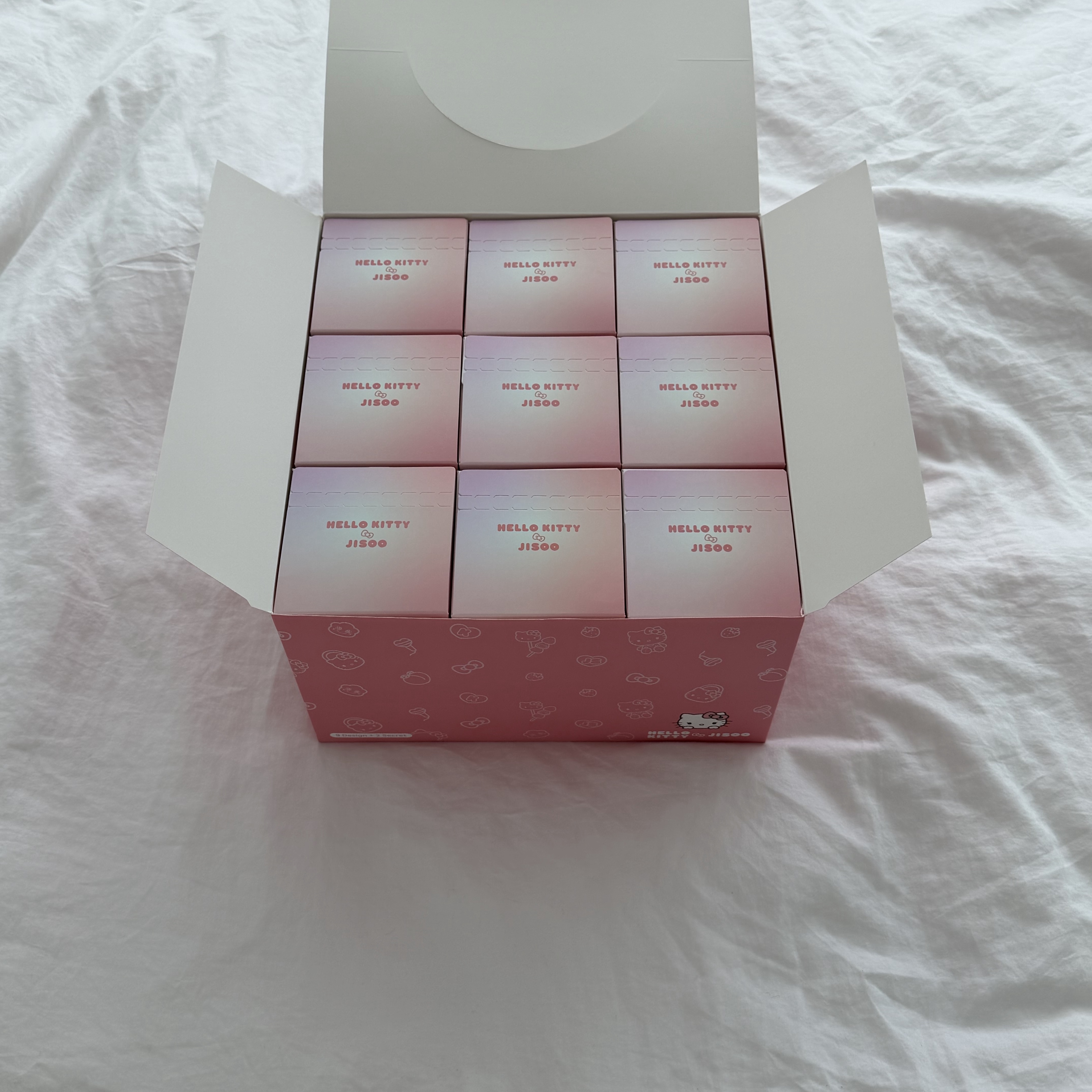 HELLO KITTY x JISOO Random Plush Keychain Set (Set of 9) 착용 스타일 - 3
