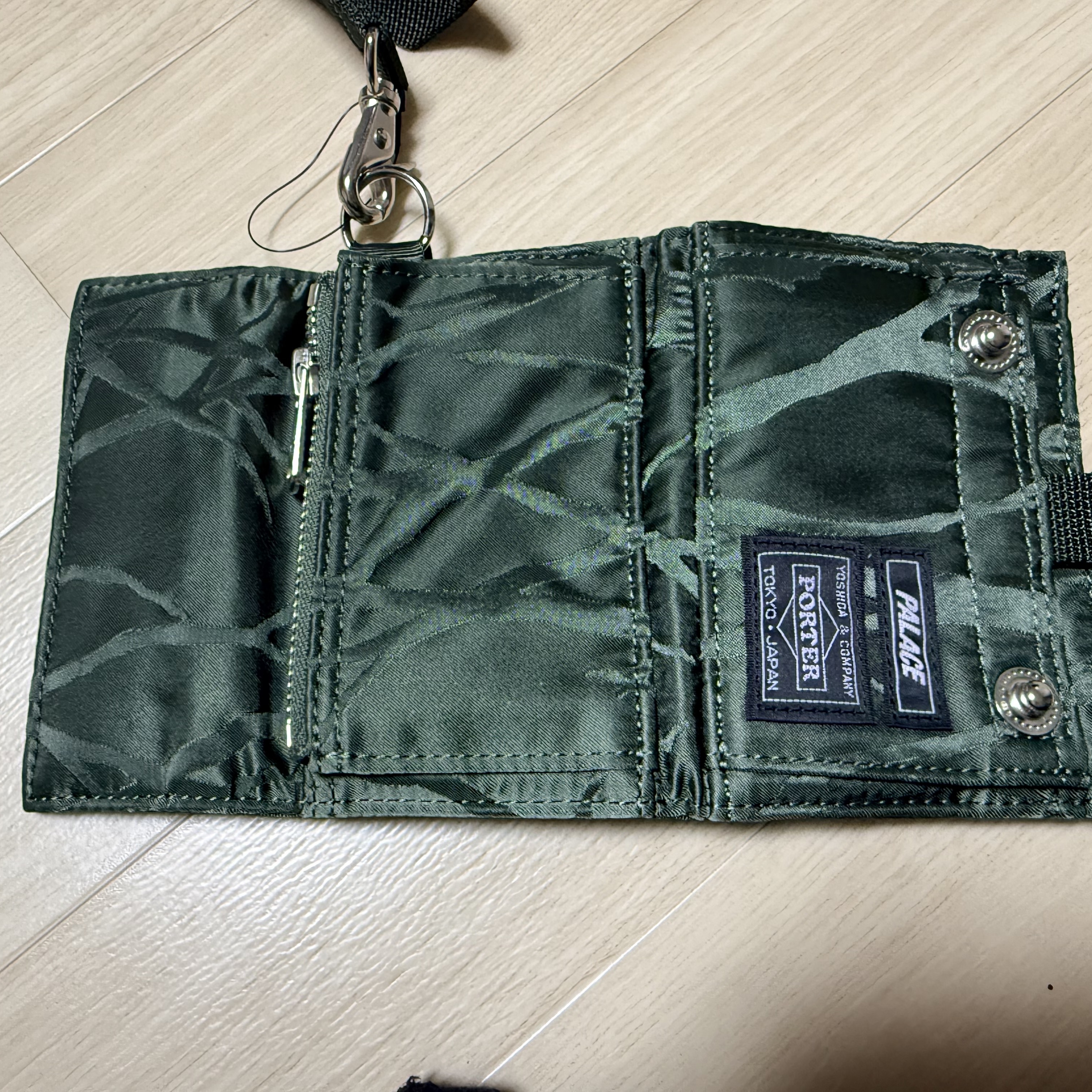 Porter x Palace Wallet Olive - 24FW 착용 스타일 - 2