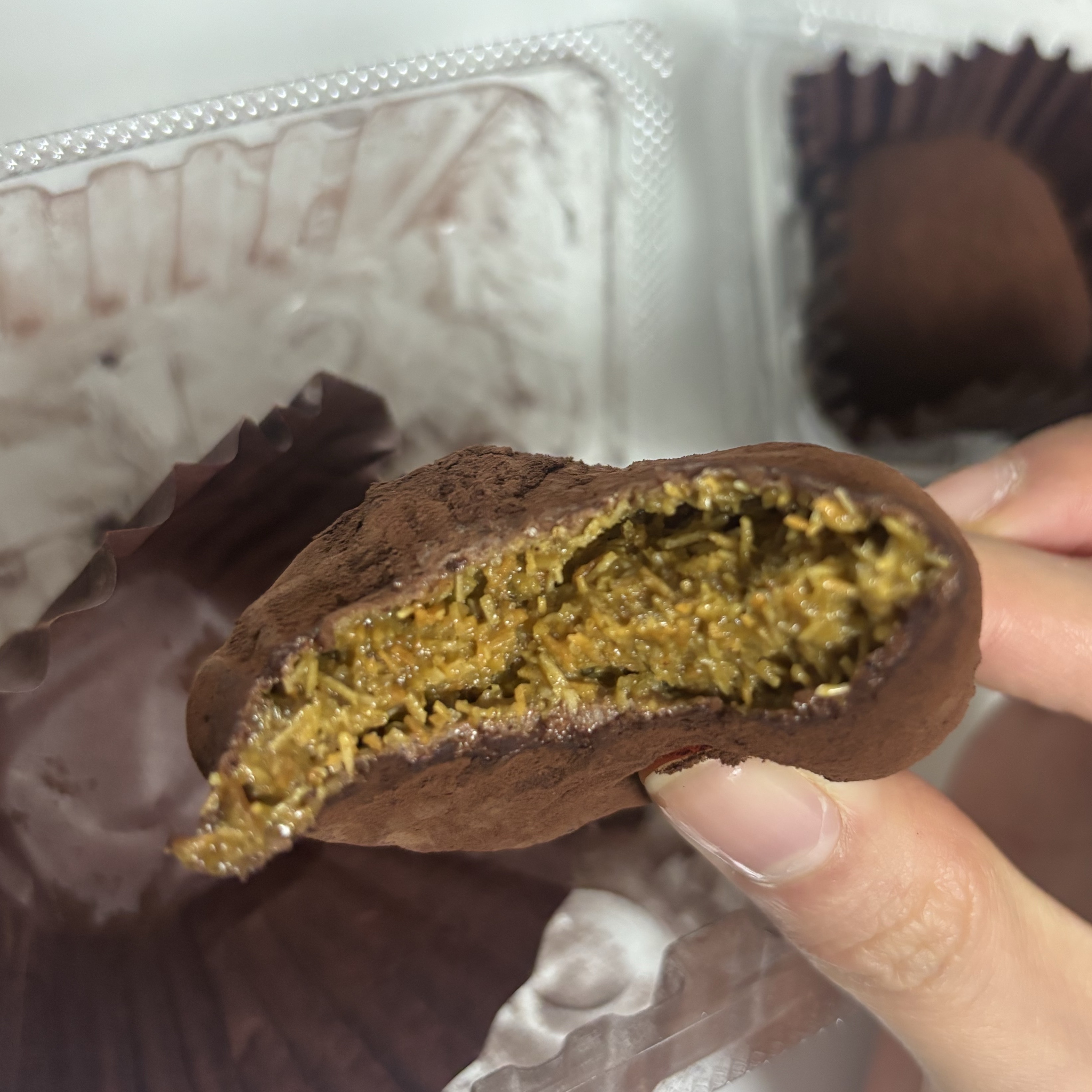 [KREAM 단독] tongtonge Dubai Style Chewy Cookies Pistachio Set 착용 스타일 - 1