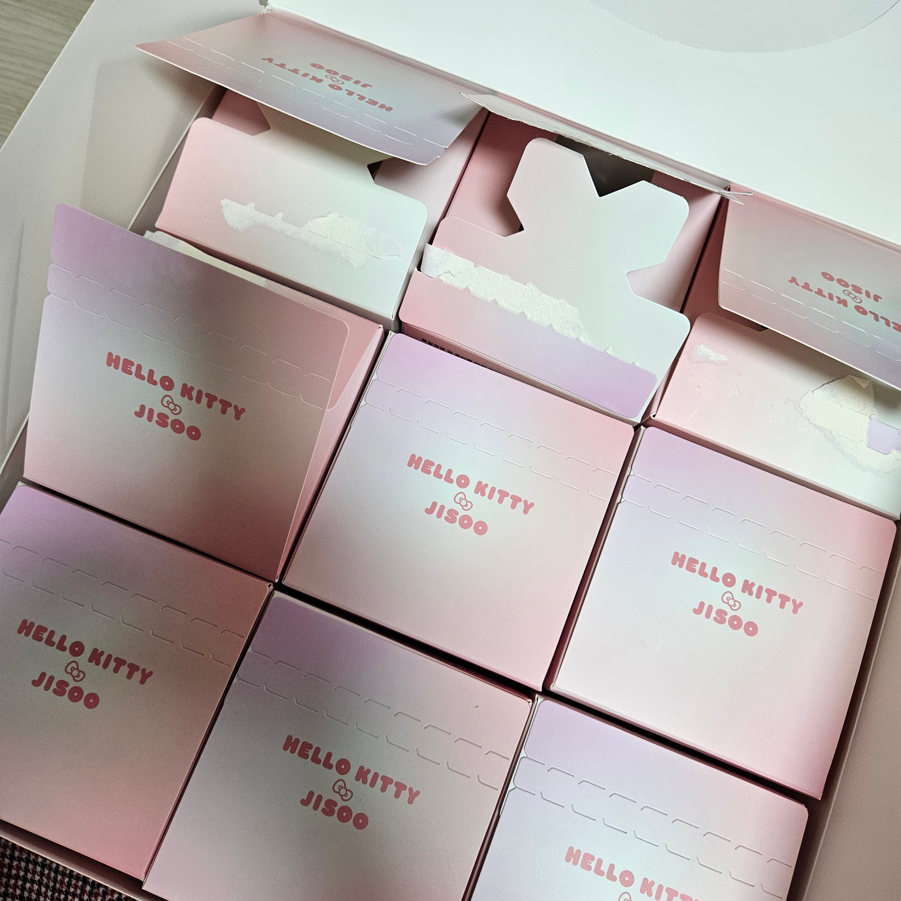 HELLO KITTY x JISOO Plush Keychain Secret White (Opened Case) 착용 스타일 - 2