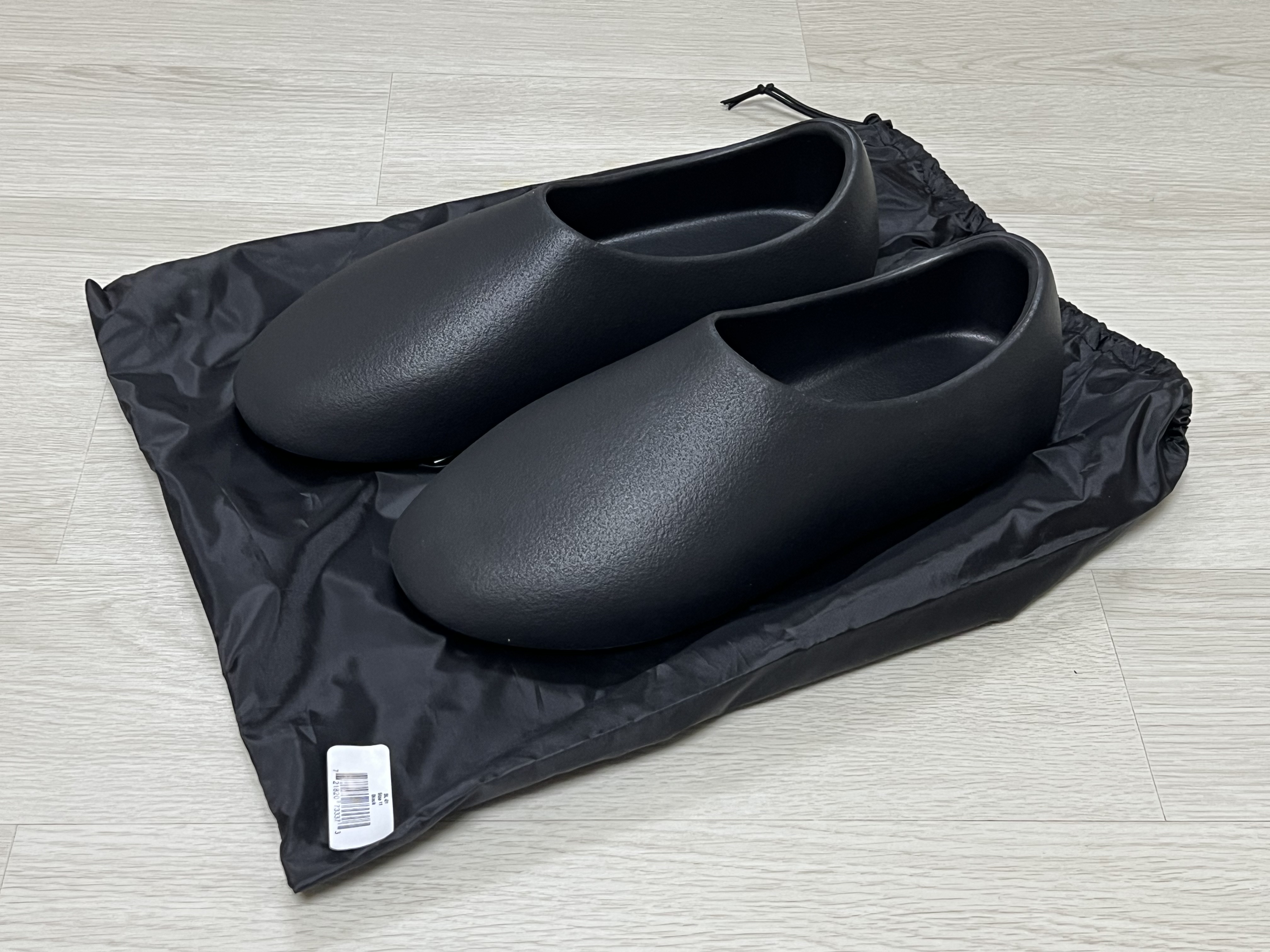 Yeezy SL-01 Black 착용 스타일 - 2