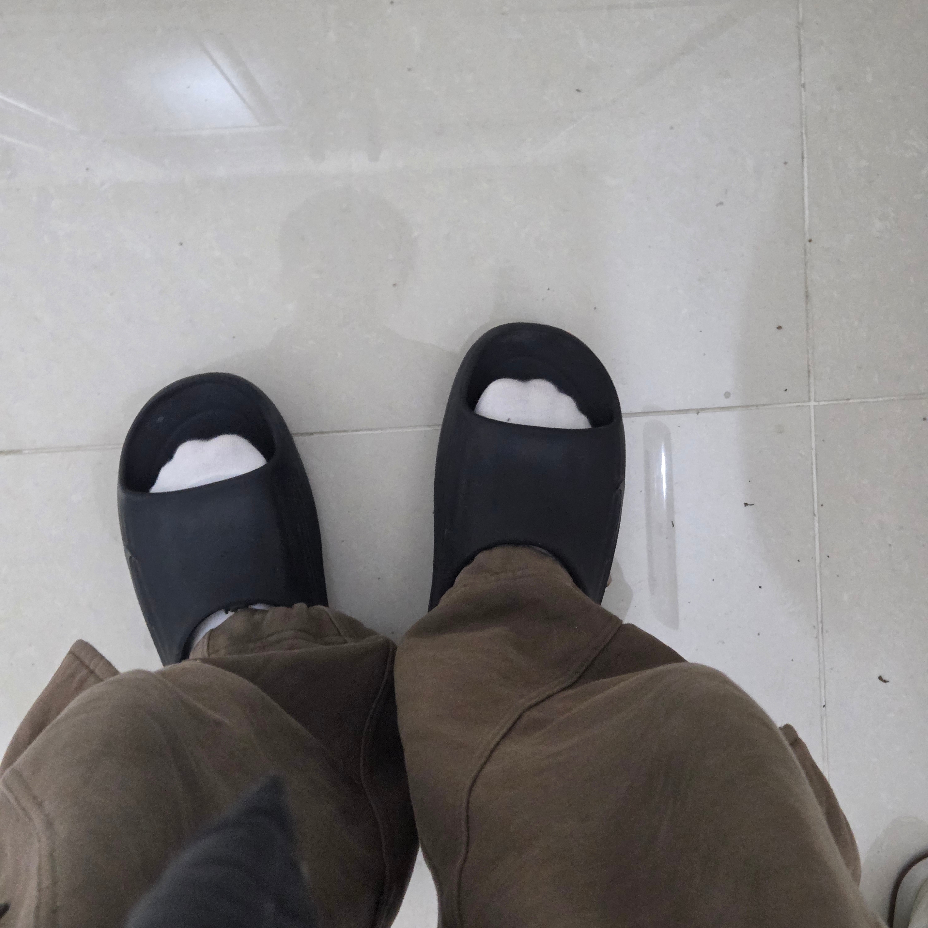 Nike ReactX Rejuven8 Slide Black 착용 스타일