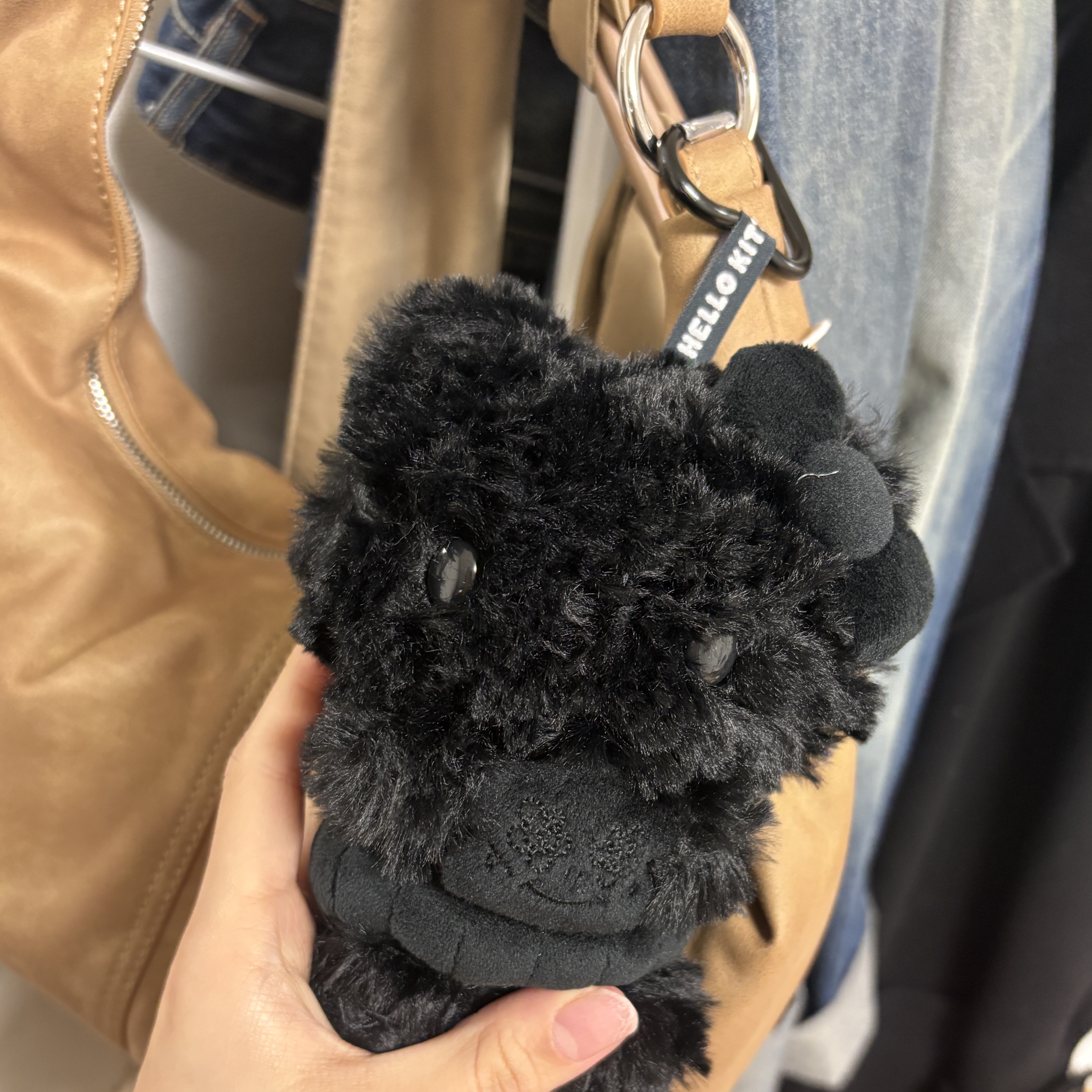 HELLO KITTY x JISOO Plush Keychain Secret Black (Opened Case) 착용 스타일