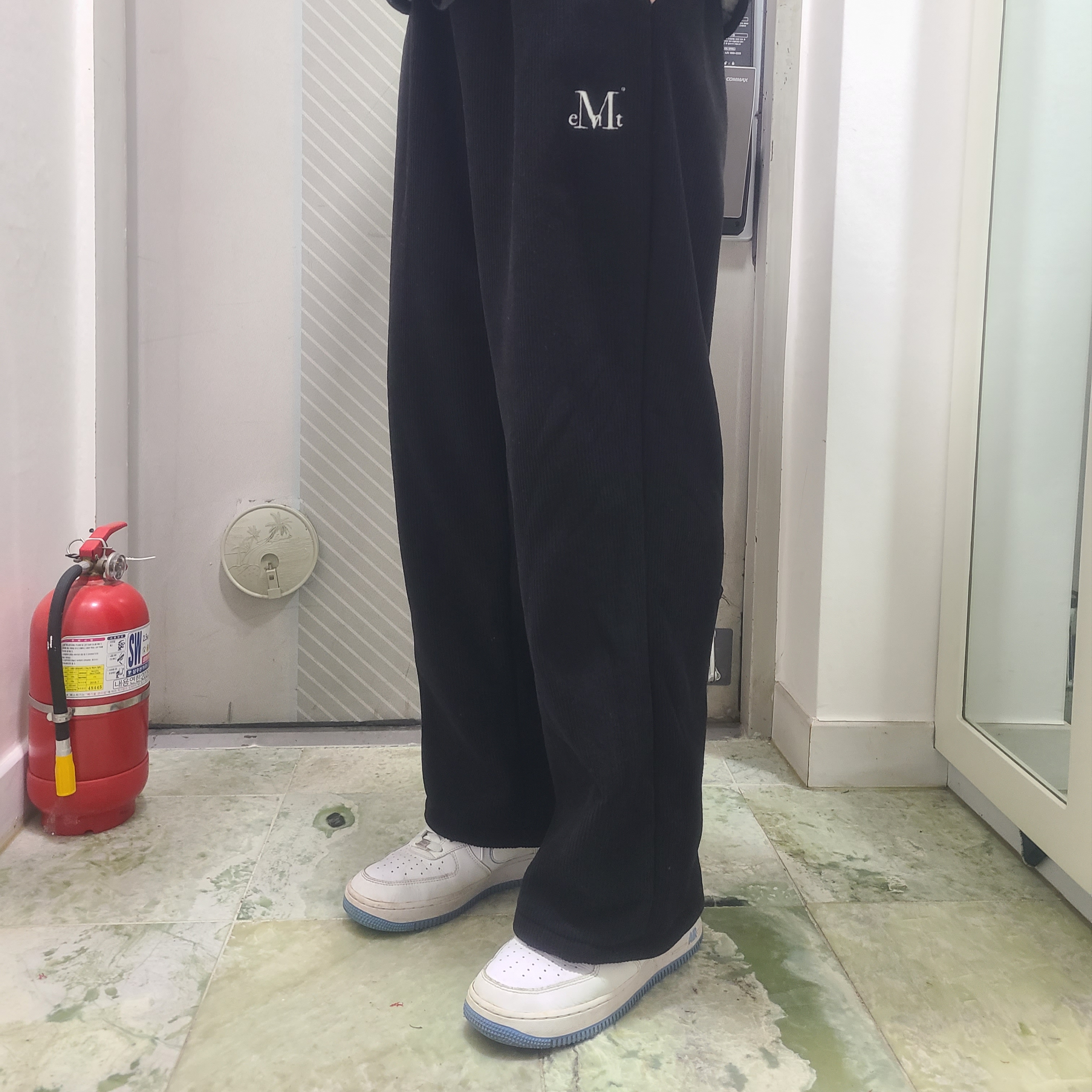 Nike Air Force 1 '07 White University Blue, MUCENT Nest Corduroy Pants Black 착용 스타일