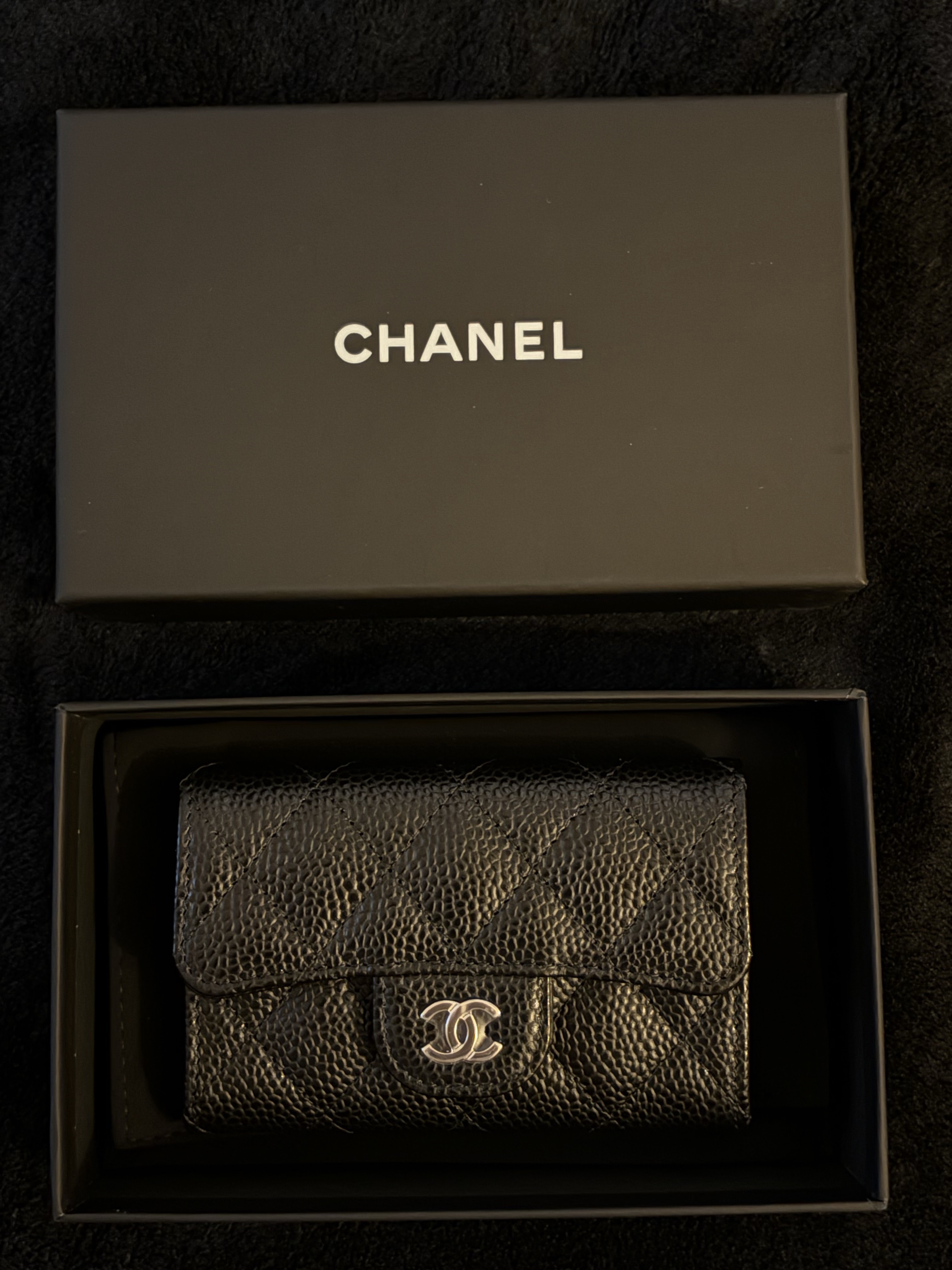 Chanel Classic Card Holder Grained Calfskin & Silver Black 착용 스타일 - 2